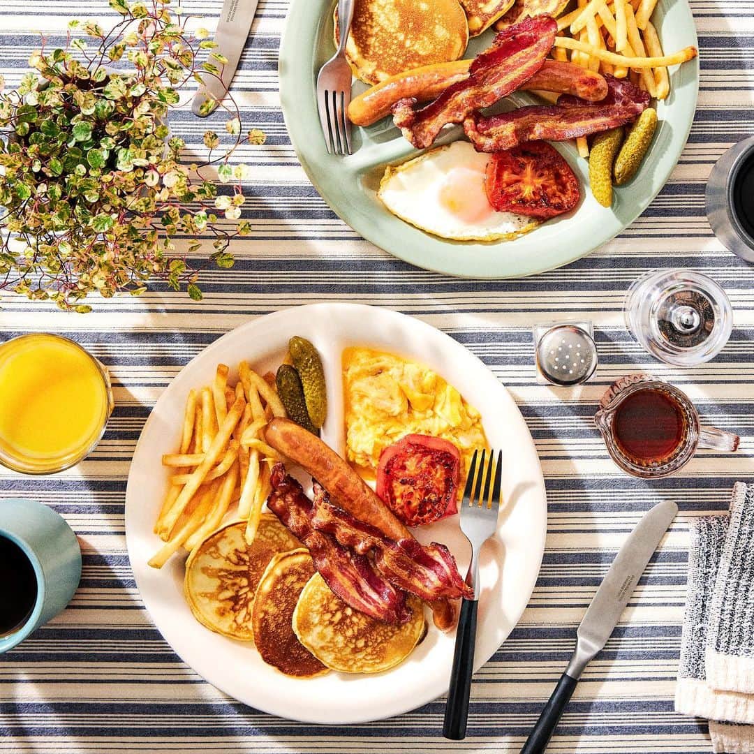 Panasonic Cooking（パナソニッククッキング）さんのインスタグラム写真 - (Panasonic Cooking（パナソニッククッキング）Instagram)「アメリカでの朝ごはん。 ・ コーヒーを注文した際に「ミルクや砂糖を入れますか？」と聞かれるのと同じように、 アメリカのレストランで卵料理を注文すると「How would you like your eggs?（卵はどうなさいますか？）」と聞かれることがあります。 ・ 日本でなじみのある片面焼きは、黄身を太陽に見立ててsunny-side up。海外では両面焼きすることも多く、硬さによってOver easy、Over medium、Over hardなどと焼き分けられます。 ・ 本日からのPanasonic Cookingでは、 海外の料理をご紹介しながら、ご家庭で再現できるレシピをお届けします！ ----------------------------------------- 【いろいろ目玉焼き】 Sunny-side up： 200℃、約片面3分 Over easy： 200℃、約表3分、裏1分 Over medium： 200℃、約表4分、裏1分 Over hard： 200℃、約表5分、裏1分 ----------------------------------------- ■ このレシピで使用した商品 IHホットプレート KZ-HP2100 ※商品の取扱い詳細は、付属の説明書をご覧ください。  #目玉焼き #卵料理 #モーニング #朝ごはん #breakfast #アメリカ #usa #homecooking #クッキングラム #レシピ #料理好きな人と繋がりたい #手作りごはん #世界の料理 #travelfoodie #ホットプレート #パナソニッククッキング #panasonic_cooking #panasoniccooking #パナソニック #panasonic」4月3日 11時51分 - panasonic_cooking