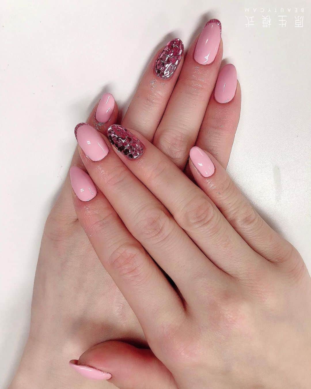 高橋沙弥華のインスタグラム：「プライベートサロンで💅❤ （店員さんも私も😷） 自爪折れちゃったからシンプルに短くしてもらった👩🏼💓 1本だけピンクホロ💅 1本だけフレンチ風💅  1日も早くコロナウイルスが終息しますように😭🙏 #自粛 #プライベートサロン #ネイルサロン #💅 #pinknails #ジェルネイル #ホログラム #ホログラムネイル #フレンチネイル #ワンカラーネイル #自爪 #コロナに負けるな #コロナウイルスが早く終息しますように #コロナ #マスク #😷」