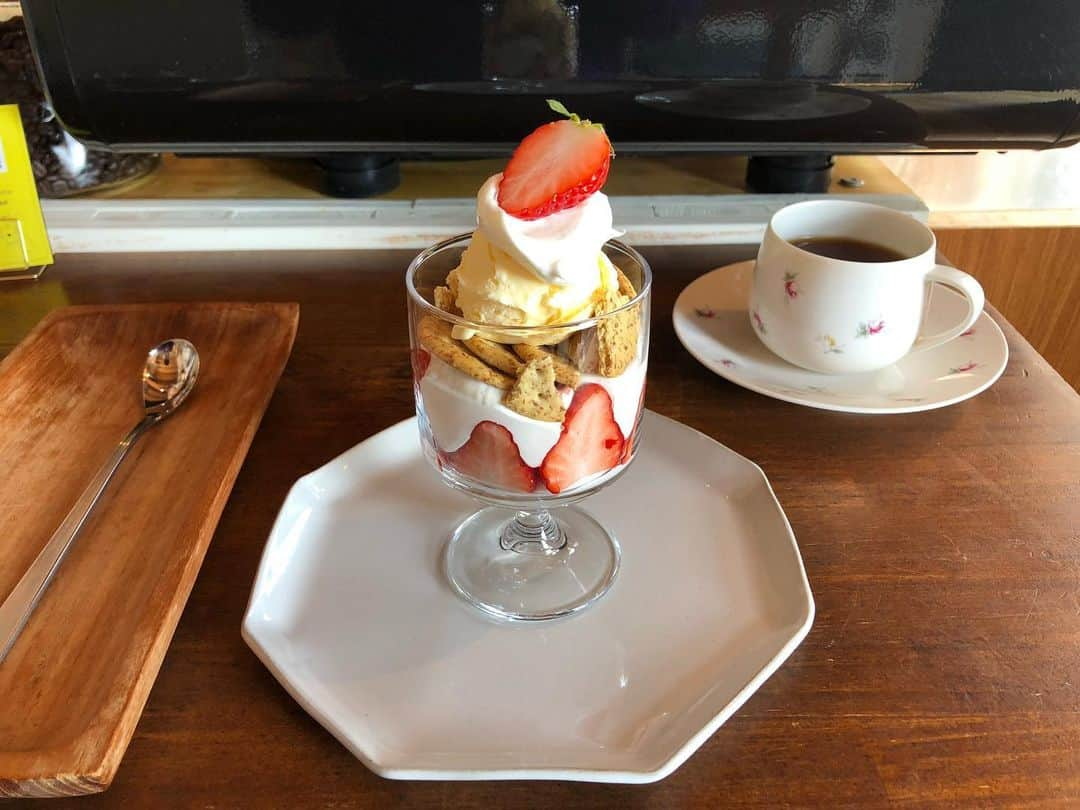 井深克彦さんのインスタグラム写真 - (井深克彦Instagram)「.﻿ ☕️🍓🌿﻿ ﻿ 先日の【猫のひたいほどワイド】﻿ #イケメン大好き のコーナーで﻿ ご紹介した山口さんの働いている﻿ #亀井野珈琲 さんのパフェ🍓﻿ ﻿ バニラの甘みと﻿ イチゴの甘酸っぱさと﻿ クリームチーズのバランスが絶妙で﻿ 美味しかったです☕️﻿ ﻿ 外出を控えていて﻿ UPするものがなかなかないので﻿ 過去に番組でお邪魔したお店なども﻿ この機会に﻿ 紹介していけたらと思ってます🌸﻿」4月3日 12時20分 - ibuka_katsuhiko