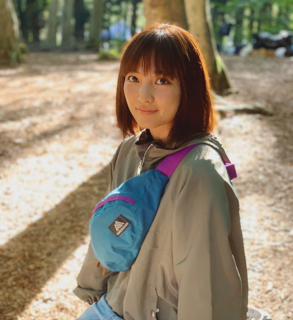 松本妃代のインスタグラム：「. NHK Eテレ「おもてなしの基礎英語」 一年間見てくださり、そして応援してくださり ありがとうございました😌 一年間本当に楽しかった…！ 英語の台本を覚えるのは最初はすごく 難しくて、正直不安でいっぱいでした。 でも、撮影中いつも明るいキャストの皆さん、 そして優しく安心させてくれるスタッフの皆さんのおかけで 最後には本当に終わりたくないなと 心から思うくらい、楽しい一年でした。 英語も自分でわかるくらいレベルアップすることができたのも、 大きな自信となりました。 初めは不安だった英語の台本も、楽しく読めるようになり、 海外ドラマや映画で勉強したネイティブの役者さんの 間の取り方、言葉のイントネーションを 現場で試してみたら、発音指導の先生が 褒めてくださったりしたのも嬉しかった☺️ 日本各地で様々な土地の方とお話ししたり するのも本当に楽しかったです。 楽しかった思い出が沢山あって、 すごく長くなってしまいそうなので この辺で。 改めて一年間、応援してくださった方々、 素晴らしい現場を作ってくださったスタッフのみなさん、そしてキャストの皆さん、 本当にありがとうございました😊 . そしてお知らせ！！ ３月２３日の週に放送した４本が 再放送されることになりました😌 日時は、 ４月１４日（火）午前１：００～１：４０＜１３日（月）深夜＞ です。  これで「おもてなしの基礎英語」の放送は終わってしまいますが、 今年度も引き続きみなさんが英語を 楽しんで勉強できることを祈っています🌸  #おもてなしの基礎英語 #NHK」
