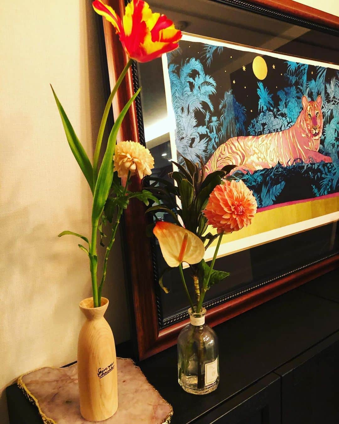 稲垣啓太さんのインスタグラム写真 - (稲垣啓太Instagram)「花と虎。 世は暗くても家は明るく。」4月3日 12時28分 - gaki.keita