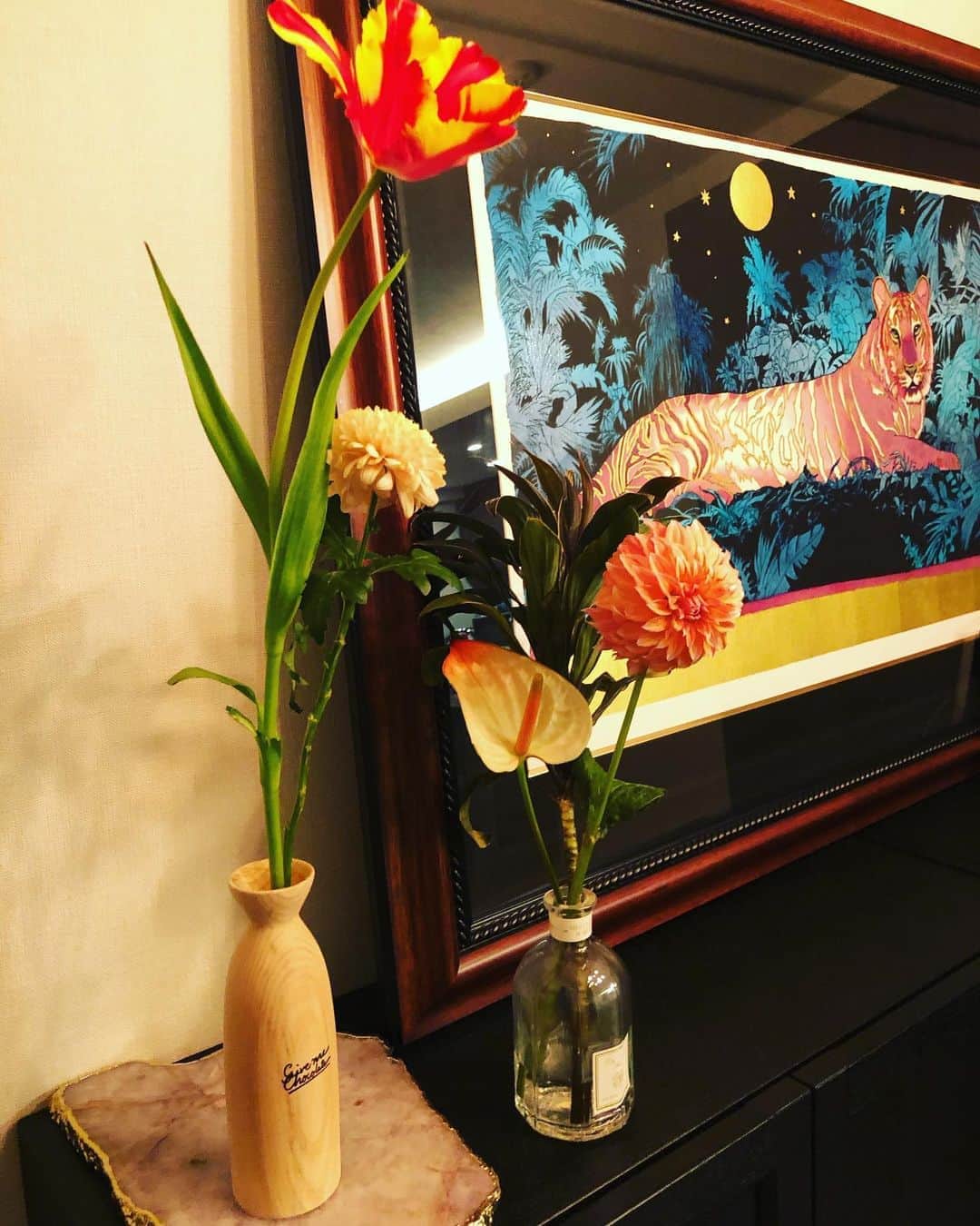 稲垣啓太のインスタグラム：「花と虎。 世は暗くても家は明るく。」