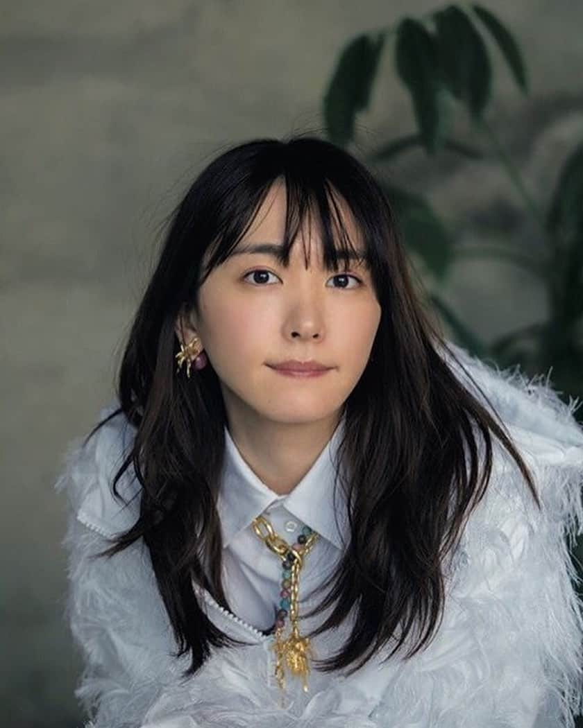 新垣結衣（ファンアカウント）さんのインスタグラム写真 - (新垣結衣（ファンアカウント）Instagram)「. GINZA 5月号 史上初の2バージョン表紙 4月11日発売 . #新垣結衣 #aragakiyui #ガッキー #GINZA」4月3日 12時24分 - aragakiyui_fanspage