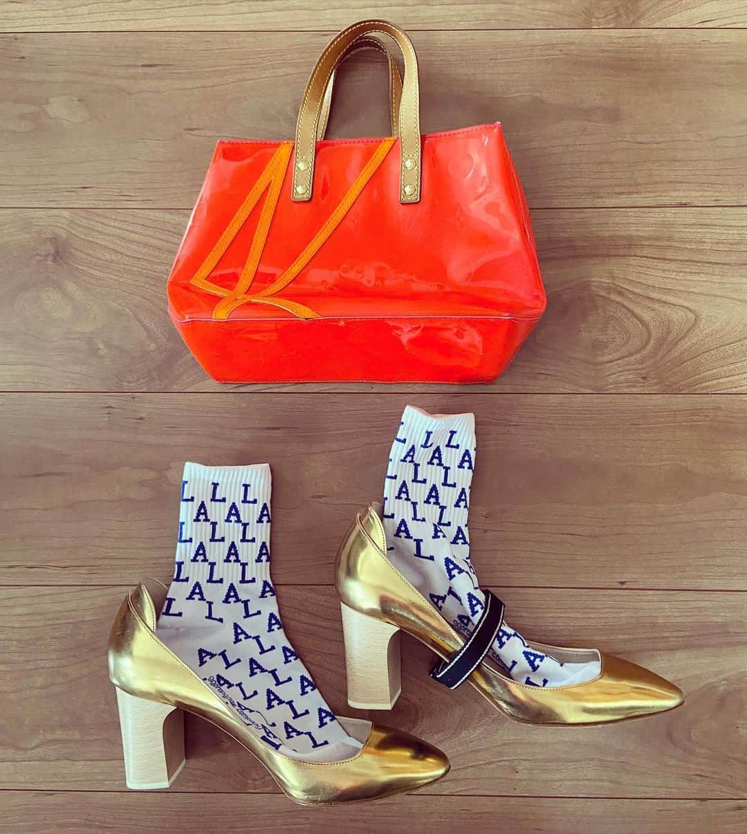おおたうにさんのインスタグラム写真 - (おおたうにInstagram)「page2） neon pink bag / @louisvuitton  golden shoes / @chloe  L.A. socks / Shin-Okubo（ジスさんに想いを寄せて…🌹） 買ってから一度も着たことないミッキースエット。首が詰まってて保温性が高いので、このままだと秋まで着られない予感…(΄◉◞౪◟◉｀) 少し大きい靴は滑って歩けないので、昔フェリシモで買ったバンドで留めます！ #cherrycokeforties #40代のチェリーコーク #outfitoftheday #fashion #outauni #おおたうに #fashionillustration」4月3日 12時29分 - outa_uni