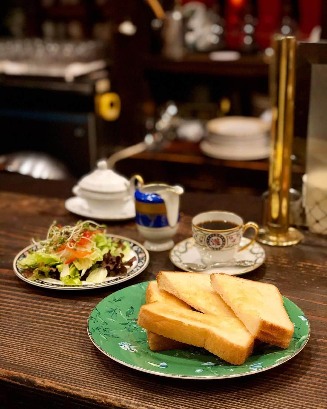 黒田麻理耶さんのインスタグラム写真 - (黒田麻理耶Instagram)「. 毎日コーヒーを飲むようになりました☕️ . もはや何十回も来てる喫茶店だけど、 初めて#バタートースト を食べた🥺💓 . バタートースト好き😙🍞 というか、バターが大好き😘💛💛💛 . #茶亭羽當  #渋谷  #喫茶店  #喫茶店巡り #レトロ感  #レトロ喫茶 #食器  #カフェ  #カフェ巡り」4月3日 12時32分 - mariya_kuroda