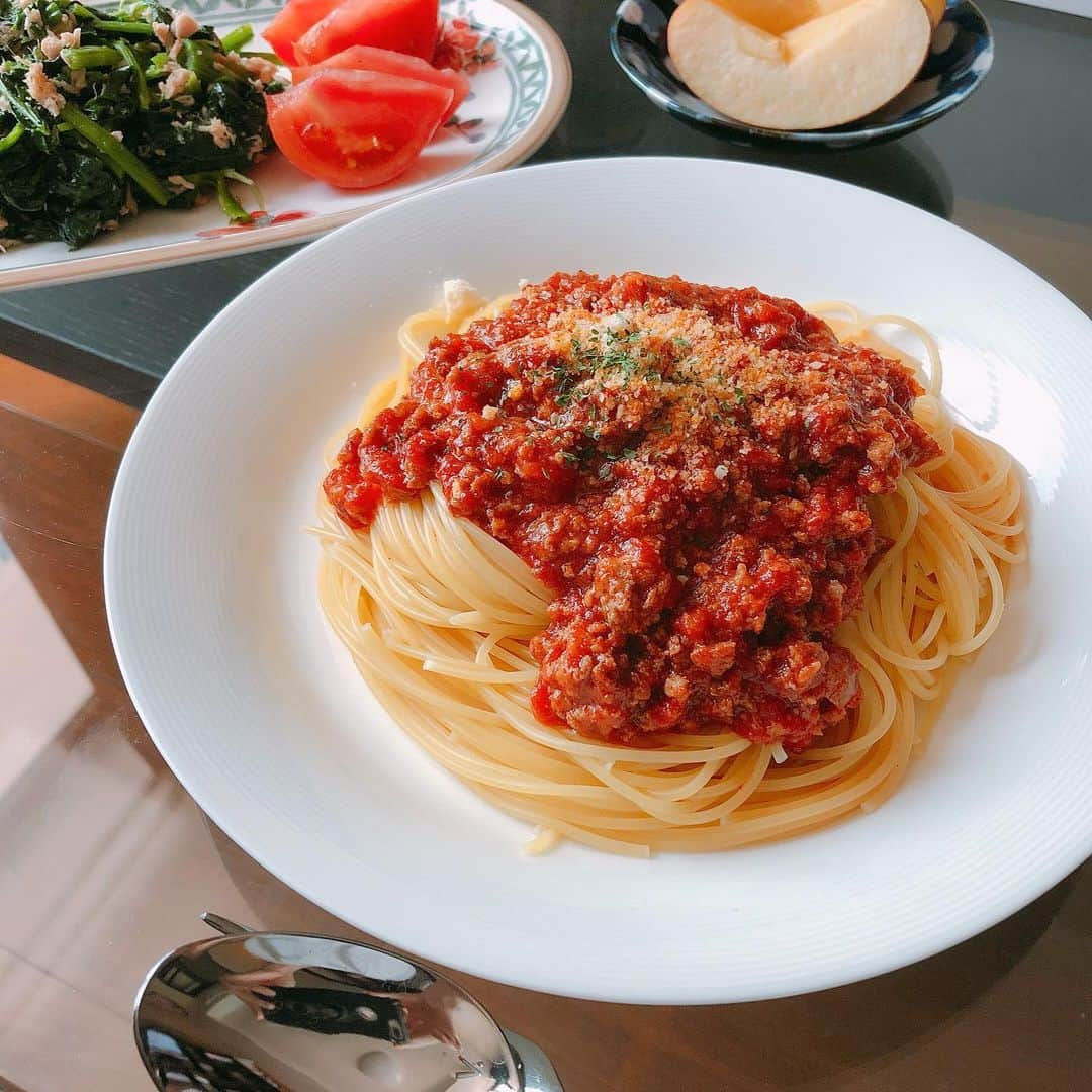 伊藤京子さんのインスタグラム写真 - (伊藤京子Instagram)「. ハンバーグがミートソースになりました🍝  いつも時間をかけて作っていたミートソースだけどハンバーグを崩して作るとあっという間✨ お昼は楽ちんごはんが良いね😋🌸 . #ランチ#ミートソース#パスタ #あとはほうれん草ツナのサラダやトマトやりんご #伊藤のおうちごはん」4月3日 12時33分 - kyoko_ito1128