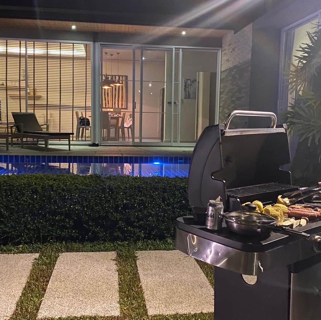 朋未のインスタグラム：「海外行かなくても プールついてる家でBBQしたら最高に楽しいんじゃない？ とみんな思った夜  #phuket #villasunpao #プーケット旅行」