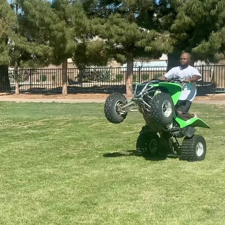 ダショーン・ジョーダンのインスタグラム：「Social distancing with the baldy and wheelies! ☀️❤️🌵 🤳🏼 @xavierrazoo」
