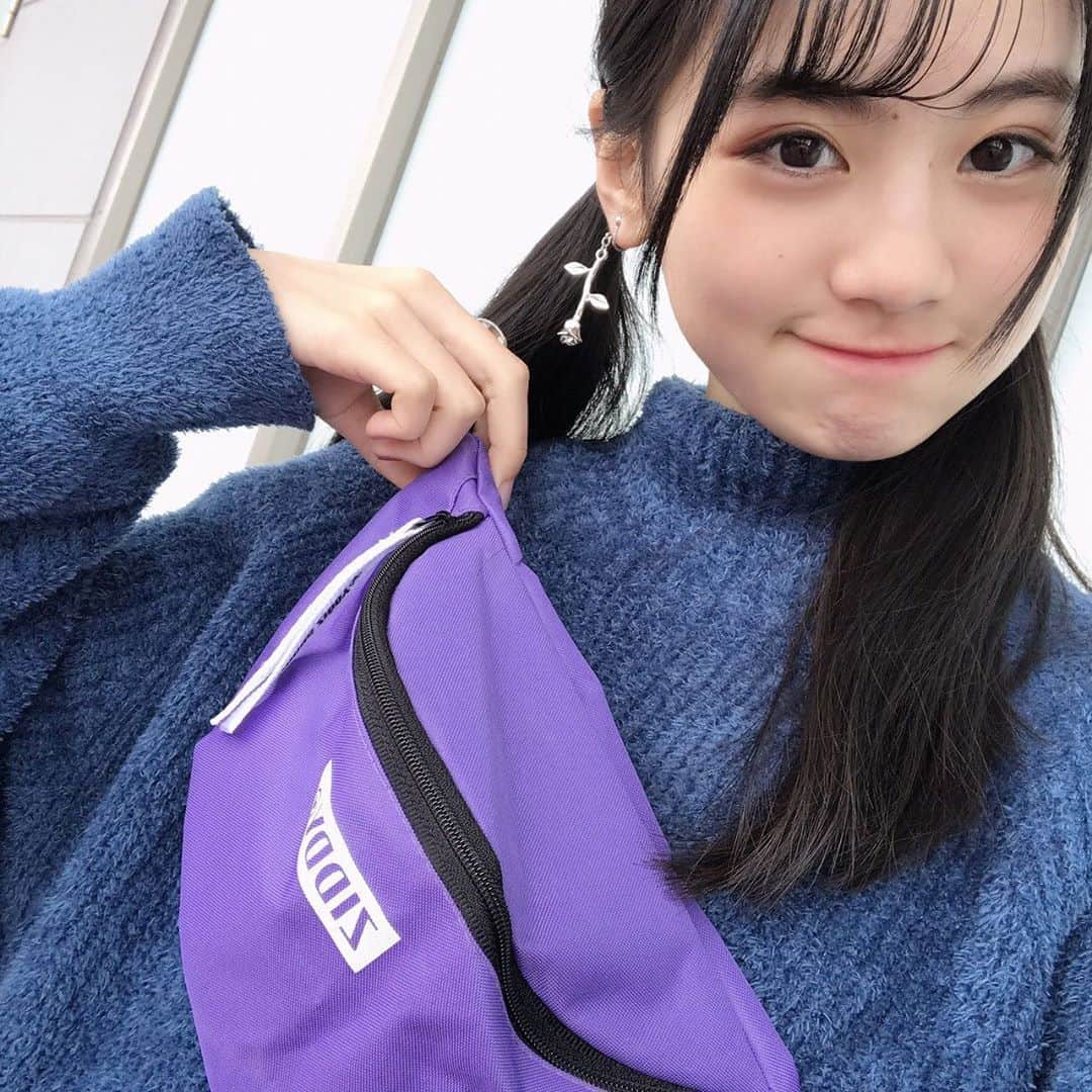 ニコ☆プチのインスタグラム：「﻿ ﻿ ﻿ 今日もプチモのふろくのつかいかたを紹介！﻿ ﻿ ﻿ 今日は、ルキ🦄﻿ ﻿ ﻿ ZIDDYのウエストポーチ✨﻿ すっごく楽しみにしてたので、﻿ お買い物行く時即使っちゃいました！﻿ パープルなのでどんなコーデにも合うし、﻿ 暗めコーデとかでも差し色になって可愛いです💜🦄﻿ ﻿ 私はお仕事やお出かけの時は﻿ いっぱい荷物持っていく派なので、﻿ ウエストポーチを使う時は﻿ いつも、すぐ取り出したいものを入れてます💓﻿ メイクやケア品、貴重な物を入れる！﻿ 伊達メガネはテンション上がるので入れました😂﻿ ﻿ ﻿ #ニコプチ﻿ #ニコプチふろく﻿ #プチモのふろくの使い方﻿ #ニコプチふろくのある生活﻿ #付録バッグ﻿ #ジディー﻿ #ZIDDY﻿ #ふろく﻿ #関谷瑠紀」