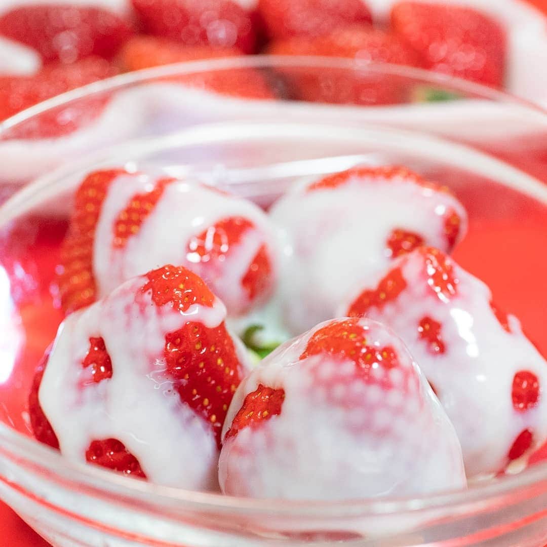 のインスタグラム：「福岡あまおう。  果物界の王様のイチゴ🍓ビタミンC豊富で身体のサビを抑えてくれる成分もあり、美味しくて健康に良いデザート。  甘くてちょっぴり甘酸っぱい。紅ほっぺの方が甘味が強かったかな（わたし調べ）  練乳にハマりましたー練乳だけ吸っても、イチゴとあわせた方が美味しいですね🍓  #あまおう苺 #スイーツ #インスタグルメ #満足 #苺 #うまい #デザート #食べすたぐらむ #おいしい #グルメ #フードスタグラム #イチゴ #インスタグルメショー #美味しい #グルメスタグラム #絶品 #うまし #ごちそうさまでした #たべもの #また食べたい #千葉グルメ#千葉ディナー#千葉市グルメ#千葉市ディナー#japanesefood #deliciousmagazine #eatingforthegram #dessert ert #instacook  #sweetssweets」