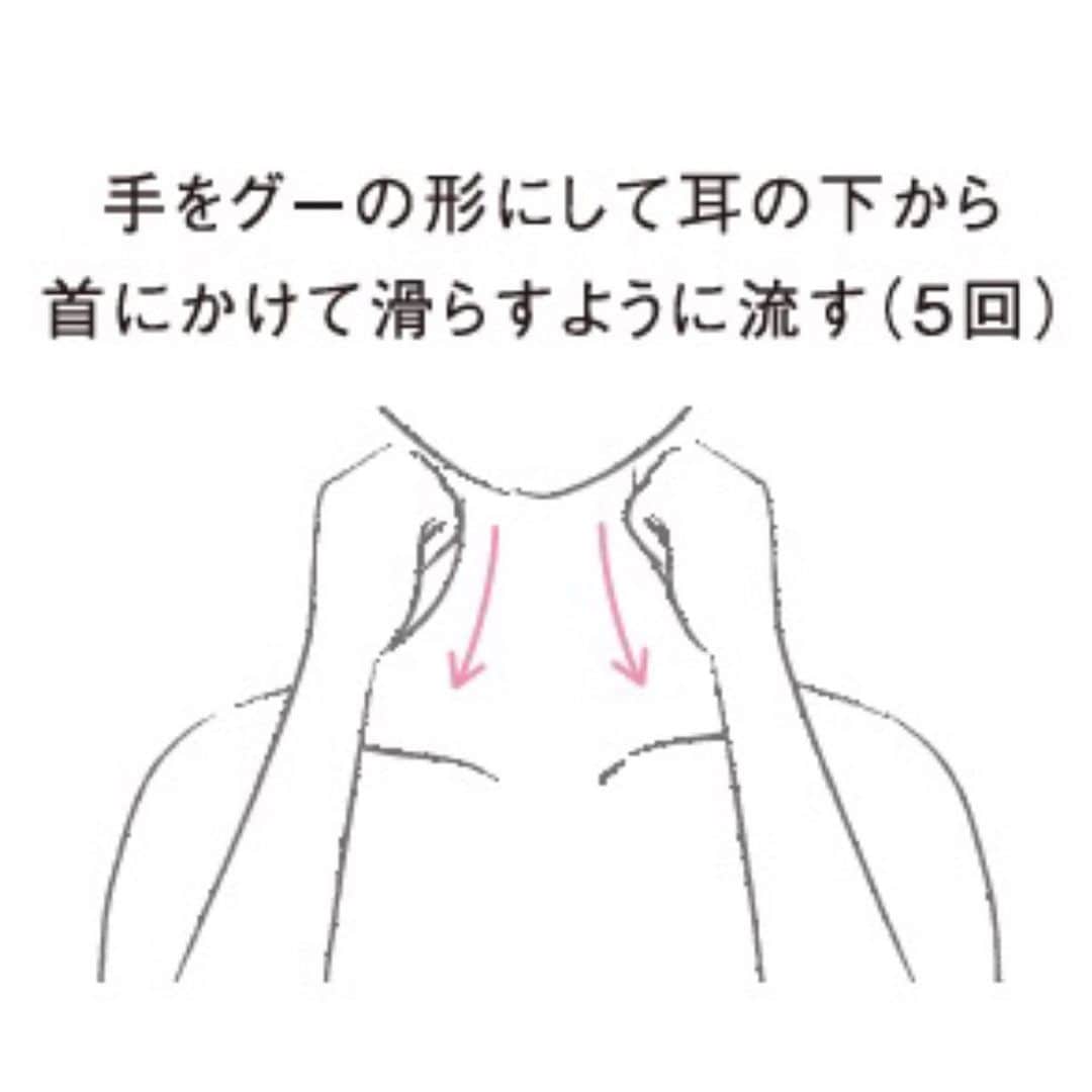 KIREIMOさんのインスタグラム写真 - (KIREIMOInstagram)「. 本日は、おうちで簡単にできるデコルテのマッサージ法を伝授💡﻿ 首回りのリンパが流れることで、顔のむくみや血行が改善される効果が期待できます！﻿ .﻿ 【デコルテ マッサージ法】﻿ 1.手をグーの形にして耳の下から首にかけて滑らすように流す(5回)﻿ 2.人差し指と中指で鎖骨を挟むように中央から外側へ流す(左右5回)﻿ ﻿ ぜひ試してみてね！﻿ .﻿ repost from @____apr_o0﻿ .﻿ .﻿ キレイモのアカウントでは紹介する写真を募集中🍑﻿ キレイモのオリジナルハッシュタグをつけてくれた投稿の中からピックアップし、写真をリポストさせていただきます✨﻿ ﻿ スキンケア系の投稿は、ぜひ #kireimo_skincare をつけて投稿してみてね！﻿ ※タイムラインで色味等を合わせるため、リポスト時に画像を加工して投稿する場合がございます。﻿ .﻿ .﻿ #KIREIMO #キレイモ #脱毛 #全身脱毛 #脱毛サロン﻿ #美容 #美容情報 #美容部 #肌ケア #ピンク #ピンク部屋 #インマイルーム  #新生活 #新社会人 #新大学生 #引っ越し #インテリア #マイルーム #女子部屋 #女子部屋インテリア #ホッと一息 #お家Cafe #うちカフェ #おうちカフェ #おこもり美容 #セルフケア #スキンケア法 #デコルテ」4月3日 12時44分 - kireimo_official
