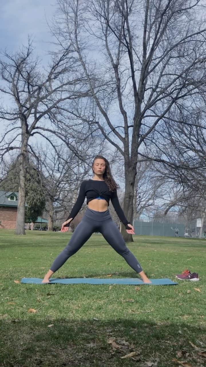 Nicole Mejiaのインスタグラム：「Flowing to the “we are all one” Alan Watts chillstep mix on YouTube 🧘🏻‍♀️ Legging from @lornajaneus  Sending light ✨」