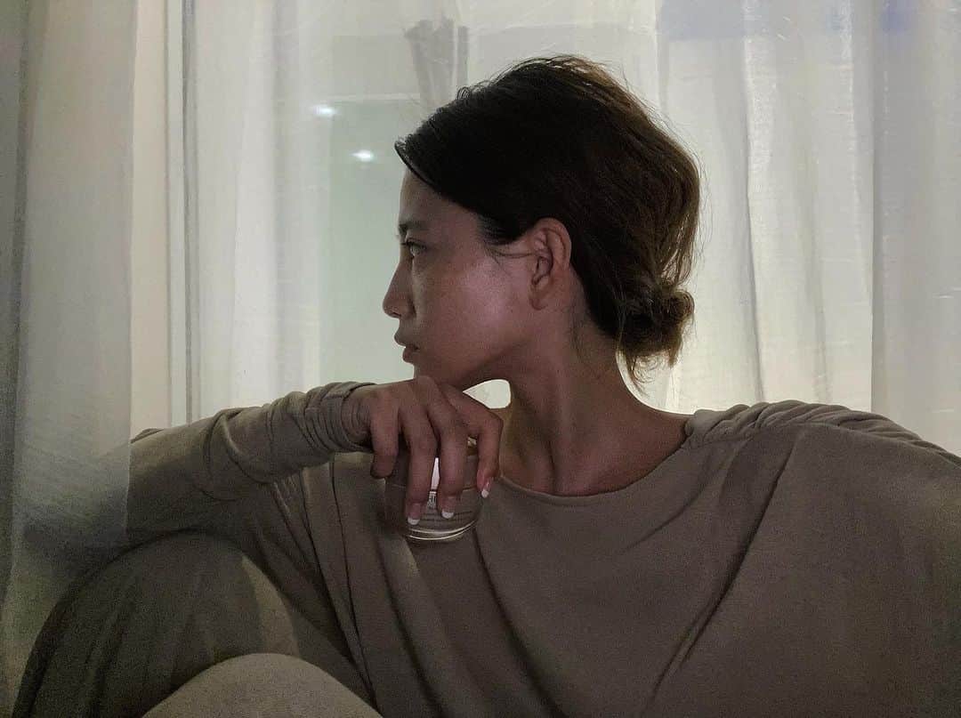 JUNNAのインスタグラム：「昨夜からスタートしたストーリーQ&A 引き続き「ご質問なんでも」まだまだ募集中です❤️ ご質問の一部は自宅で撮影をしてYouTubeで お返事していきます😌  今回のQ&Aでは自宅時間についてや、 スキンケアのご質問を沢山いただきました。  自宅にいる時間が増えたので、 いつもより丁寧にストレッチとスキンケアをしています。  屋内の生活中心だと今まで以上に乾燥が気になるので、最近お手入れに追加したSHISEIDOのベネフィアンス 「リンクル スムージング クリーム エンリッチド」 ネーミング通りのリッチな感触で 肌に滑らせるとぐ〜っと入っていく感じ。 クリームを顔全体に塗ったら 優しく包む様にハンドプレス。 肌がムギュっ！とするのを感じます☺️ 春らしいお花の香りだから自然に深呼吸。 リラクゼーション効果  滑らかなハリ肌に導いてくれるこのクリーム、 器にもこだわりが。 楽茶碗からインスピレーションを受けたと言う容器はなんと、64種類のデザインがあるそうです...😳 #shiseidoginzatokyo #即感モイスチャライザー #pr #スキンケア #保湿クリーム #うるおい」
