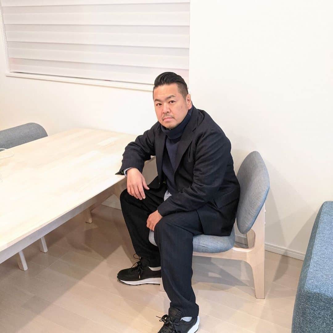 大地洋輔のインスタグラム：「暇つぶしにPOPEYE風 ファッションスナップ写真 をまた撮ってみた  setup suits @hombrenino  inner @fifth_general_store_tokyo  kicks @sacaiofficial  @nike  Photo by mitsue  #POPEYE風 #打ち合わせしてる風 #仕事できる人風 #自然体風 #肩の力抜けてる風 #実際は #家 #リビング #土禁 #靴底拭きまくり #在宅遊び #在宅芸人 #在宅モデル #おじさんデブモデル #写真は奥さんに撮ってもらってる #横で子供やっぱり呆れてる #ノリノリなの僕だけ」