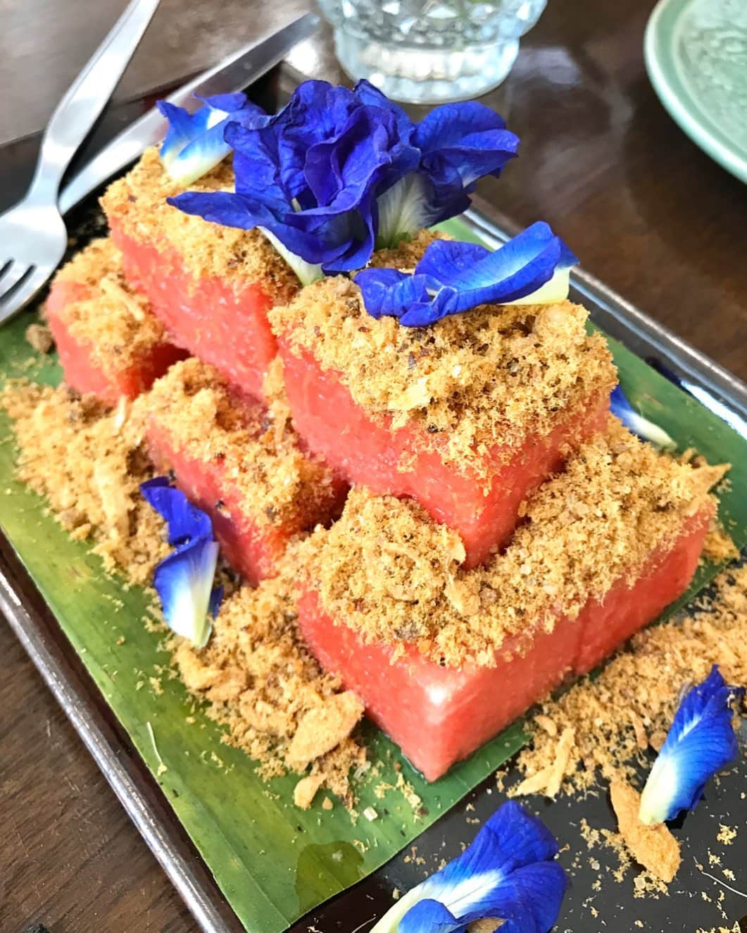 Li Tian の雑貨屋さんのインスタグラム写真 - (Li Tian の雑貨屋Instagram)「No no...not dessert ya? Appetizer of watermelon with fried dried fish 🍉 + 🐟 . A sweet savoury combi that works perfectly and surprisingly well 😋👌🏽 • • • • • #dairycreameatsthai #thailand #chiangmai #travel #igersjp #chiangmaithailand #yummy #igfood  #foodporn  #instafood #vscofood #bonappetit #delicious  #sgfoodies  #delicious #cafe #sgtravel #gourmet #thai #thaifood #thailandtravel  #chiangmaicafe #lunch #musttry」4月3日 13時15分 - dairyandcream