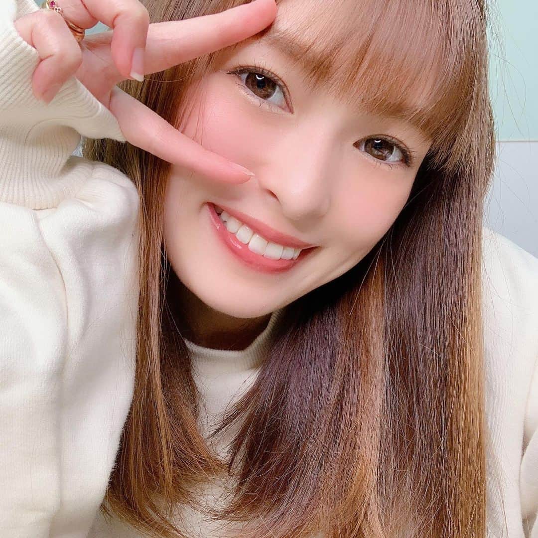 町田亜里香のインスタグラム：「自粛自粛で嫌になるかもしれないけど、 今はみんなのために 外出しないこと、それだけしか出来ないの。 お買い物は行かなきゃいけないけど アルコール持参してマスクして😷 行くしかない… . . 安易に遊びに行く方 歌舞伎町などの娯楽施設 密を怖がらない人たち そんな人のせいで今日本はこんな状態。 . これは政府の判断のせいだけじゃないよ 自分達の意識の低さ。。 その意識の低さで感染拡大させています。 政府の数より一般市民の方が 明らかに多いんですよ… 一人一人が危険だと思って行動すること。 それが一番終息に近づくと思います。 . 無症状がたくさんいる今 なるべくお家にいて 出かけたら手洗いうがいをして。 気をつけようね🦠。 . 来週から学校が始まる。。 わたしもまた悩みなが増えるな💦 . . #コロナに負けるな #コロナ  #コロナウイルス  #2児ママ #休校延長希望  #娯楽施設休業希望 #写真だけは笑顔にしたよ #早く終息しますように」