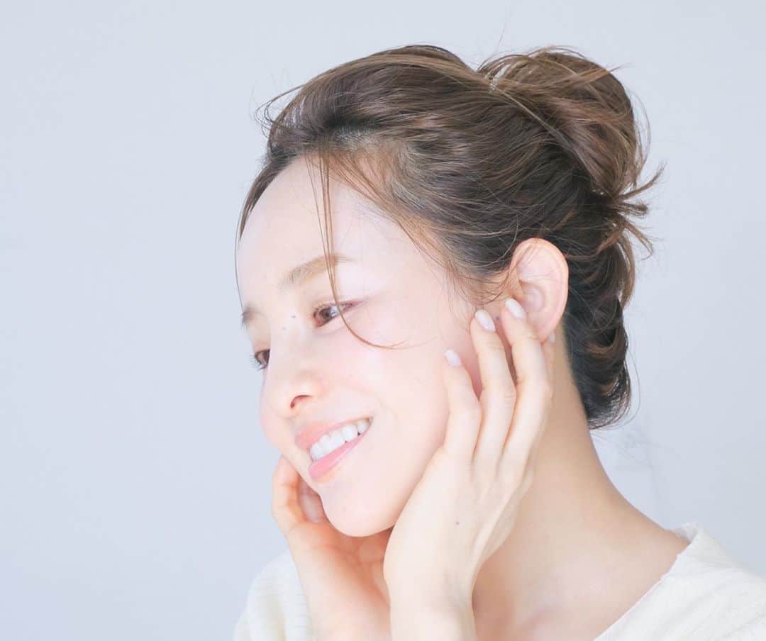 田中亜希子さんのインスタグラム写真 - (田中亜希子Instagram)「資生堂様のプロモーションに参加中で、ずっと"つや玉"が気になっていたエリクシール シュペリエルの化粧水と乳液をお試ししました！  頬のつやとハリは元気の象徴。 "若く見える"は"健康的"を指しているのではないかと思います。  私が目指したい、健康的で清潔感のある40代の肌には、まず"つや玉"が必要なのかも！  エリクシールの化粧水、乳液は内側から均一なハリを生み出すことで、頬につや玉を輝かせてくれます。 3つあるうちの2番目、しっとりタイプを使ってるのですが、とろみのあるテクスチャーにも関わらず、すーっと浸透するので使い心地がよく、肌がふっくら、ハリで満たしてくれます。  とろみ系はメイク前は敬遠していたのですが、膜を張らずになじむので、むしろメイク前に"つや玉"つくっとこ♡となります＾＾ #つや玉 #エリクシール #資生堂 #スキンケア #スキンケア好き #アラフォー #アラフォースキンケア #ナチュラルメイク #つや肌 #ベストコスメ #pr」4月3日 13時29分 - akiico