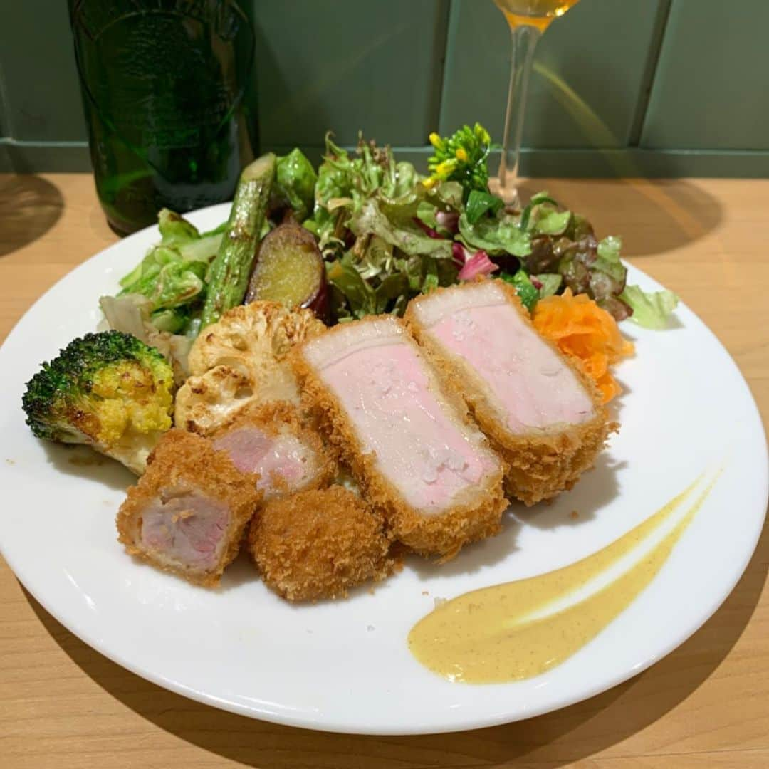 くろさんのインスタグラム写真 - (くろInstagram)「本日のランチはオサレとんかつ🐷 定食は野菜のマリネ、洋風スープ、雑穀ごはん、グリーンサラダ、焼き野菜、食後のお飲物のセット🍽 追加でスパークリングワイン、ハートランド、春野菜のフリット、デザートなんぞ。 大変美味しゅうございました😋 #特厚ロースかつ定食 #春野菜のフリット #ムースオショコラ #スパークリングワイン #ハートランド #とんかつカンティーヌ #ゆめみるこぶた #元フレンチシェフのお店 #オサレとんかつ」4月3日 13時33分 - m6bmw