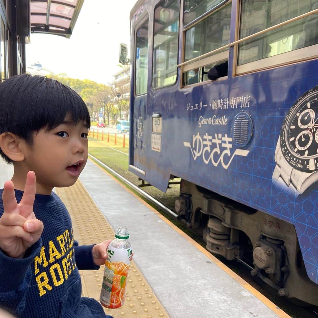 kougeishaのインスタグラム：「今日は銀くんとぶらりお散歩🚶‍♂️いい天気だねー」