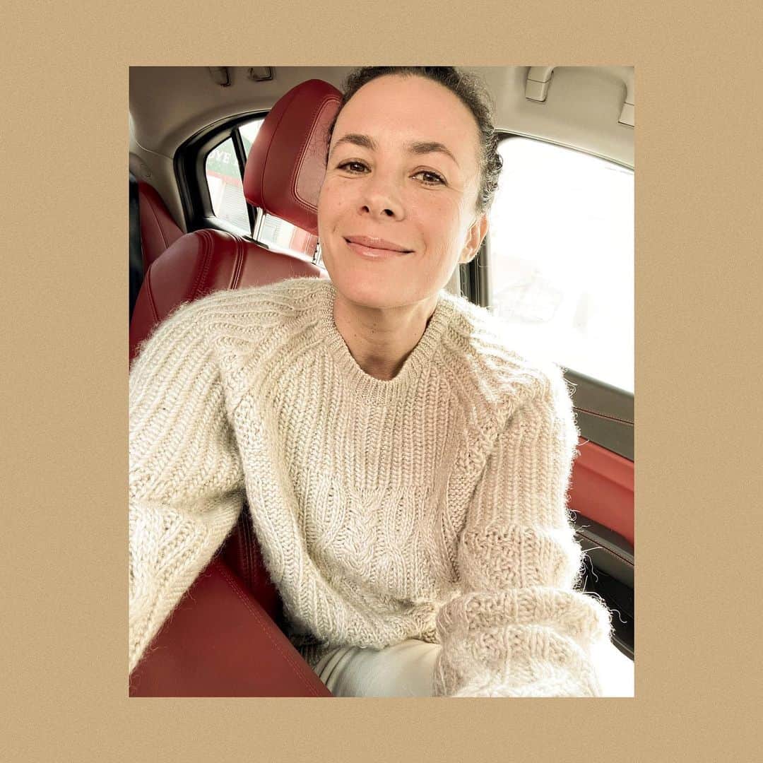ギャランス・ドレのインスタグラム：「In my 17th day of self-isolation I got in the car to go grocery shopping and phhhhew it felt very weird, well first to put on jeans 🤪 but also to actually feel the general anxiety so strongly. I was happy to get back home. You probably feel it too, right? . I have no idea what this crisis will make of us. But right now the only places that feel right are home or in nature. . I talk about some of this in the newsletter that I’ll send this weekend if I am able to finish it 😬. You can subscribe at the link in bio if you haven’t yet. And I’ll resend the link to the first one also, sorry still getting organized about all this!!! Oh, and we’re going to have another chat on Monday - this time it’s going to be with Luciana, one of the newsletter readers who sent me the most interesting email - I can’t wait to share! . Big kisses guys, sending you love!」