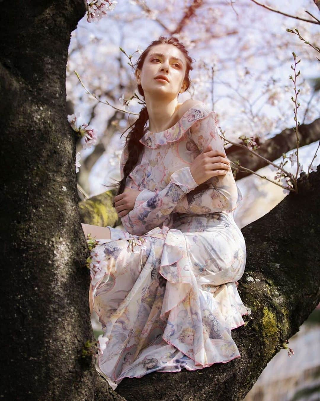 後口早弥香さんのインスタグラム写真 - (後口早弥香Instagram)「Cherry Blossoms🌸  Photo▶︎ @mataozi  Styling▶︎ @kaoruzhou  HairMake▶︎ @sayaka.atoguchi ----------------------------------- #makeup #hairandmakeup  #hairstyle #cosmetics #fashion #model #sayakaatoguchi #fashionph #fashionphotography #makeupartist #ヘアメイク #ヘアメイクアーティスト #ヘアアレンジ #クリエイティブメイク  #モデル #ファッション　#スタイリスト #ファッション撮影 #広告撮影 #カメラマン #スタイリスト #コスメ #コスメ好きさんと繋がりたい #後口早弥香」4月3日 19時31分 - sayaka.atoguchi