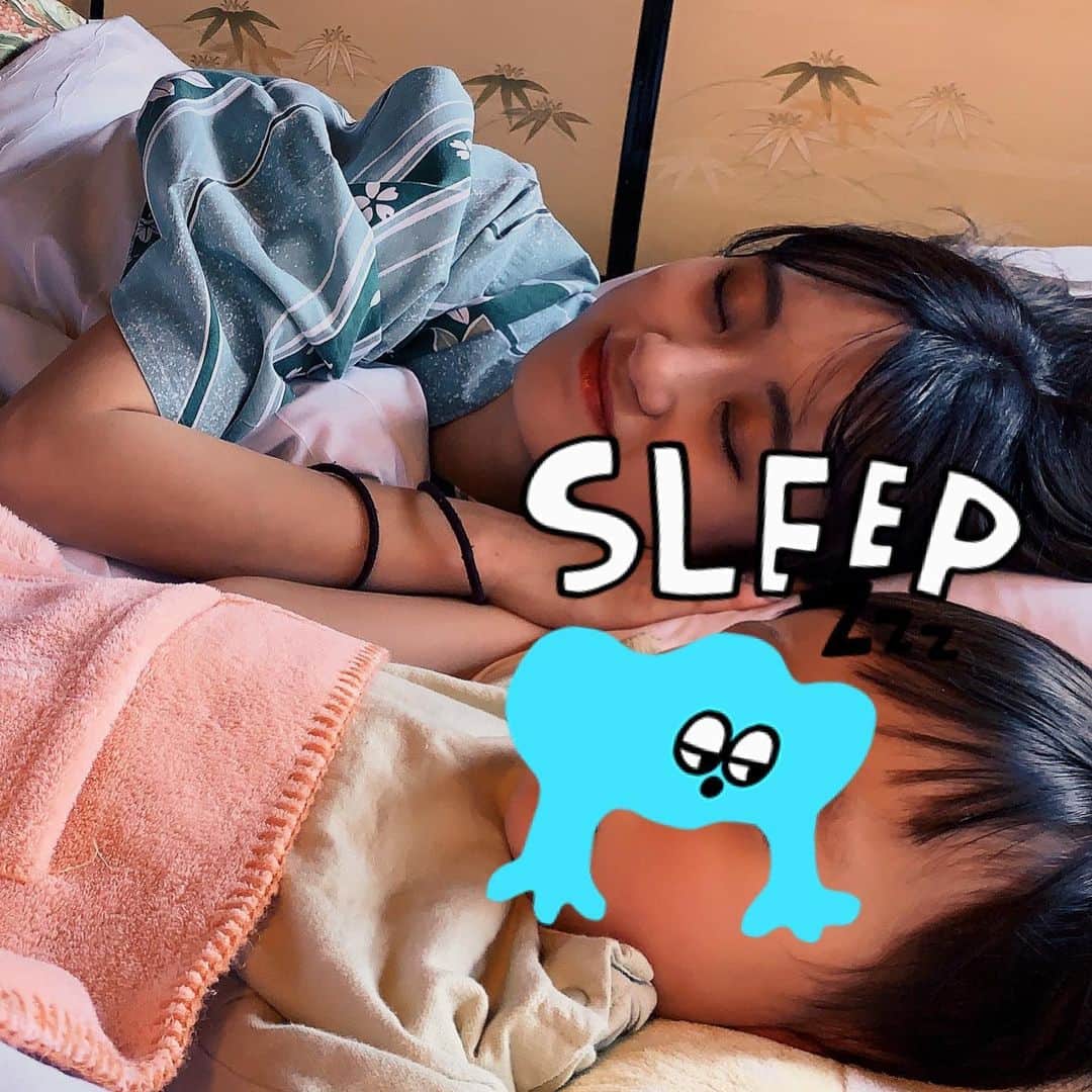 田南輝一のインスタグラム：「. 嫁の誕生日の時の写真。 . . 旅館でたっぷりと休んでもらいました。 ちゃっかりパパもひと休み。 . こんなに可愛い2人が横にいたら寝れんよ〜って。 . . #嫁 #寝顔 #旅館 #休憩」