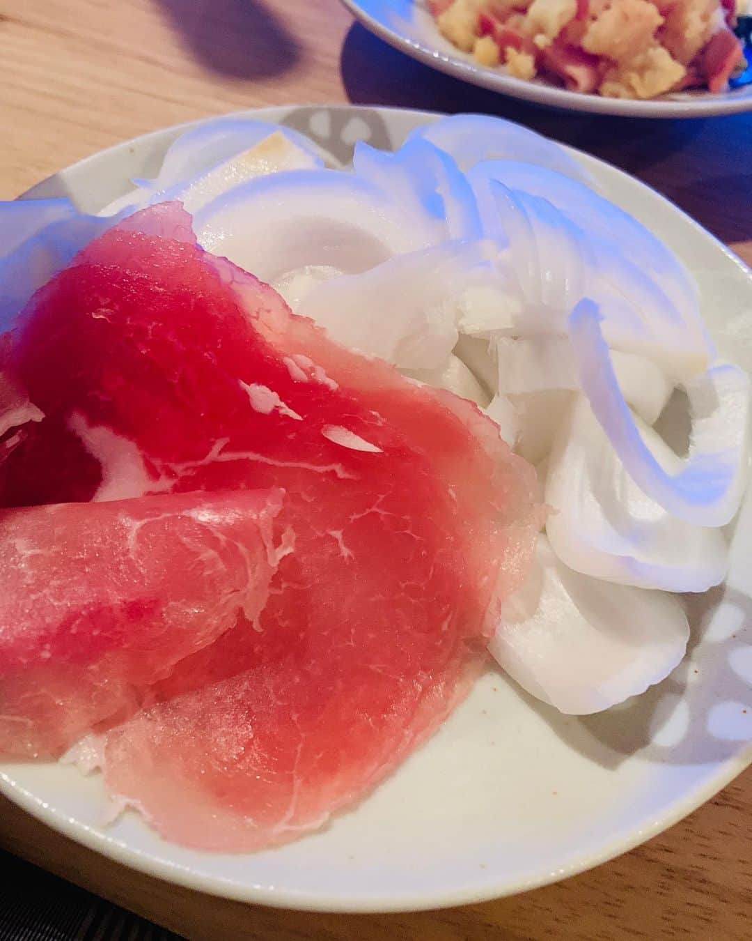 葵わかなさんのインスタグラム写真 - (葵わかなInstagram)「今日のお料理🙆‍♀️ 見た目が悪いのは許してね😅  外は春ですね🌸 どんなふうに過ごしてますか？ 「ANASTASIA」の大阪公演が4月6日から12日まで中止する事になりました。  楽しみにしてくださっていた方、ごめんなさい。  もちろん、公演が予定通りできなくて残念な気持ちもあります。 ですが、それよりも何よりも、早く平穏な日々が戻って欲しいなぁ。  恐怖や不安を感じながら、春の日を、桜を見上げられずに過ごす人が少しでも減るように、願っています。  気づかないうちに桜も散っていってしまいますもんね😢  季節はどんどんすぎていくから、また今まで通り、その風に乗っていけるように、、、 なるといいね😢  不安なのはみんなですよね。 家で、運動 家で、お料理 家で、歌って 家で、テレビ電話して😂  少しでも心が軽くなる事を見つけて、心の健康も大切にしていこう☺️ #お料理#息抜き#お料理上手くなれそう#ナスお浸しミョウガがポイント#豚肉とマッシュルーム🍄バジルニンニクが効いてる#ポテトサラダマヨネーズ不使用の和風#新玉ねぎと生ハム😂新玉ねぎは甘い！」4月3日 19時37分 - aoiwakana0630