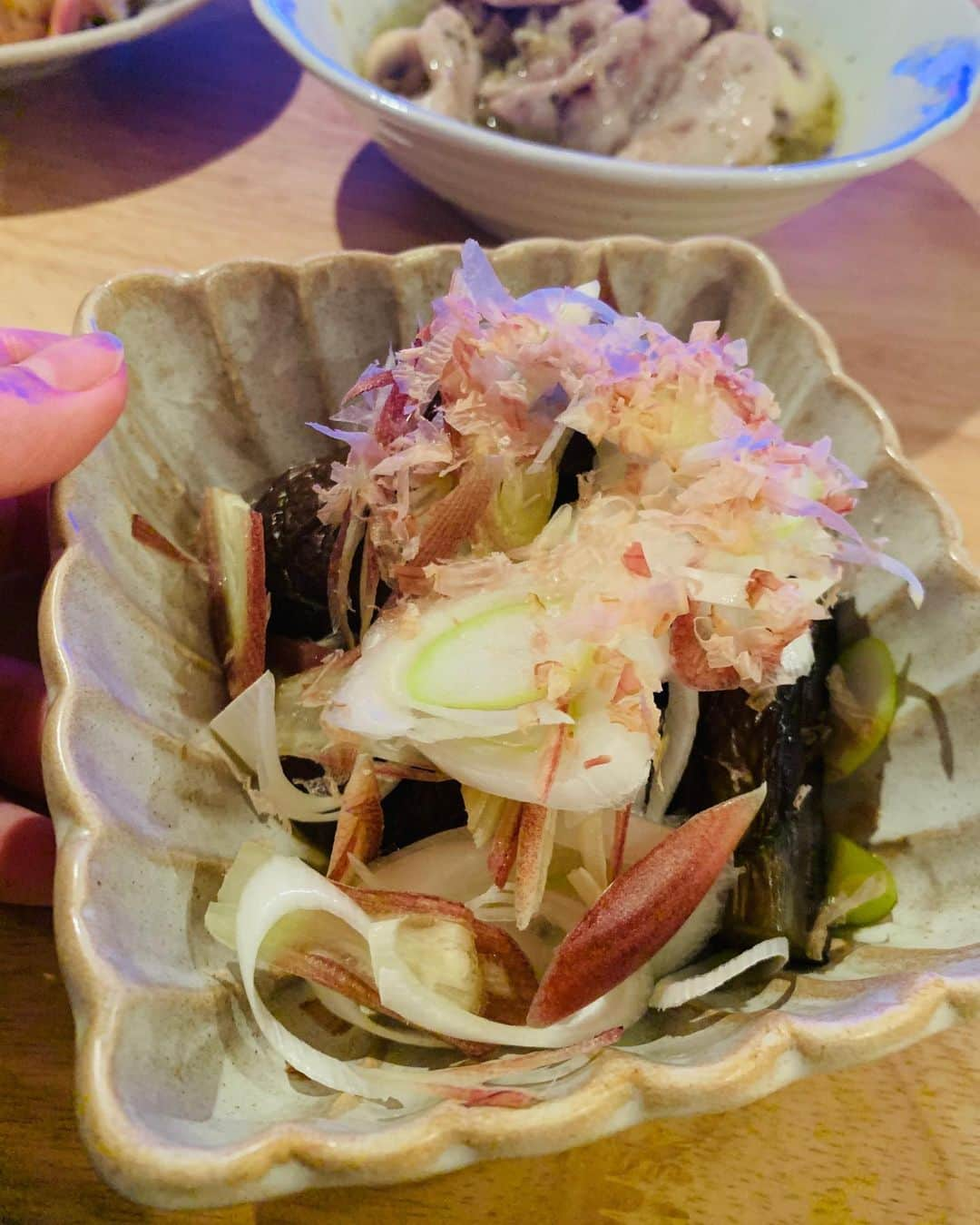 葵わかなさんのインスタグラム写真 - (葵わかなInstagram)「今日のお料理🙆‍♀️ 見た目が悪いのは許してね😅  外は春ですね🌸 どんなふうに過ごしてますか？ 「ANASTASIA」の大阪公演が4月6日から12日まで中止する事になりました。  楽しみにしてくださっていた方、ごめんなさい。  もちろん、公演が予定通りできなくて残念な気持ちもあります。 ですが、それよりも何よりも、早く平穏な日々が戻って欲しいなぁ。  恐怖や不安を感じながら、春の日を、桜を見上げられずに過ごす人が少しでも減るように、願っています。  気づかないうちに桜も散っていってしまいますもんね😢  季節はどんどんすぎていくから、また今まで通り、その風に乗っていけるように、、、 なるといいね😢  不安なのはみんなですよね。 家で、運動 家で、お料理 家で、歌って 家で、テレビ電話して😂  少しでも心が軽くなる事を見つけて、心の健康も大切にしていこう☺️ #お料理#息抜き#お料理上手くなれそう#ナスお浸しミョウガがポイント#豚肉とマッシュルーム🍄バジルニンニクが効いてる#ポテトサラダマヨネーズ不使用の和風#新玉ねぎと生ハム😂新玉ねぎは甘い！」4月3日 19時37分 - aoiwakana0630