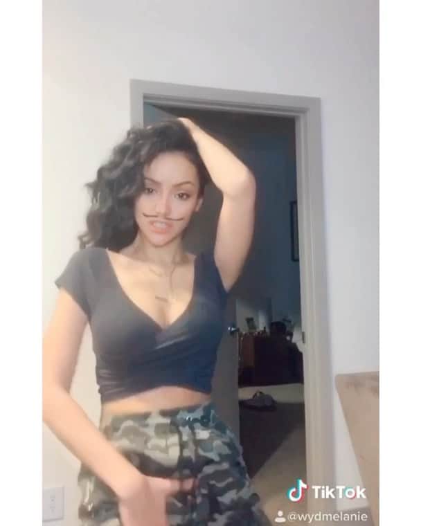 メラニー・イグレシアスのインスタグラム：「somebody help me #tiktokcringe 😭」