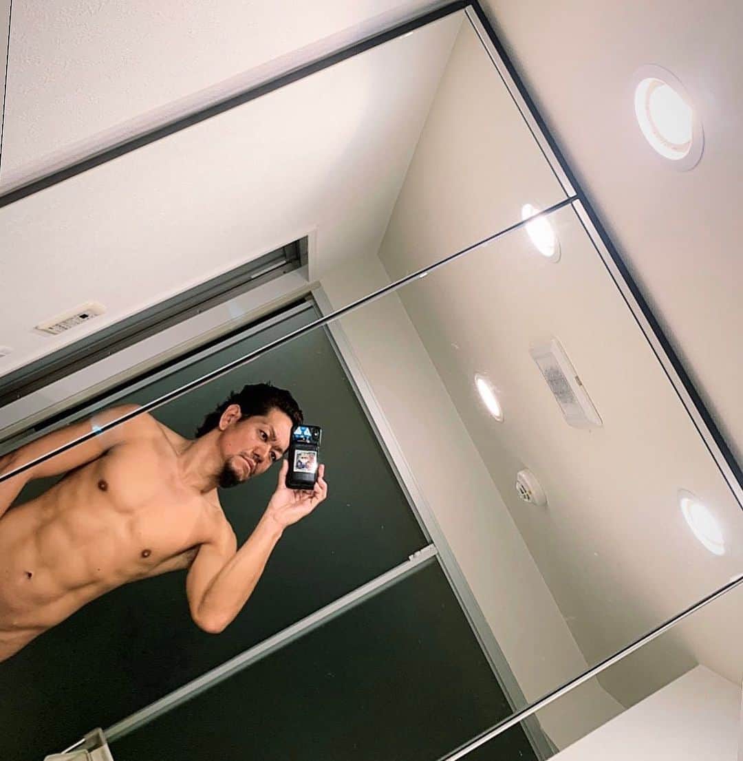 マキシマム ザ ホルモンのインスタグラム：「メンバーとスタジオ練習も今は中止にしてます。部屋にこもってると身体鈍るのでトレーニングで汗かきベソかき(追悼でケンちゃんラーメンのボールペンを無限にカチカチしながら)。 坊主頭もだいぶ伸びた。ドレッドとりあえずエクステで付けるか、パンチパーマにするか悩み中。 byりょこたん(パネマジ)」