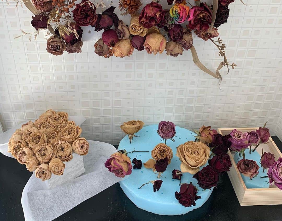 橋本志穂さんのインスタグラム写真 - (橋本志穂Instagram)「のんびり手作り。 ドライにしたものの、 なかなか手をつける時間がなかった花たち。 可愛い木箱やお菓子の空き箱が手に入ったし、、 もうひと花、咲かせてあげました❣️」4月3日 14時17分 - shihohashimoto3