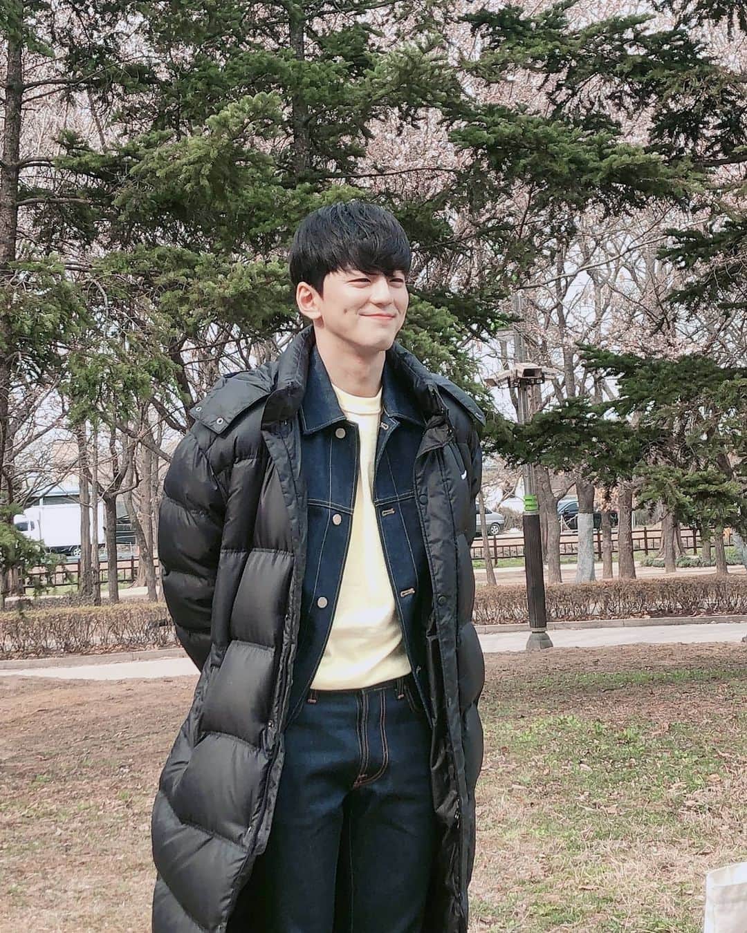 キム・ミンギュのインスタグラム：「오랜만에 머리자르구...🌸」