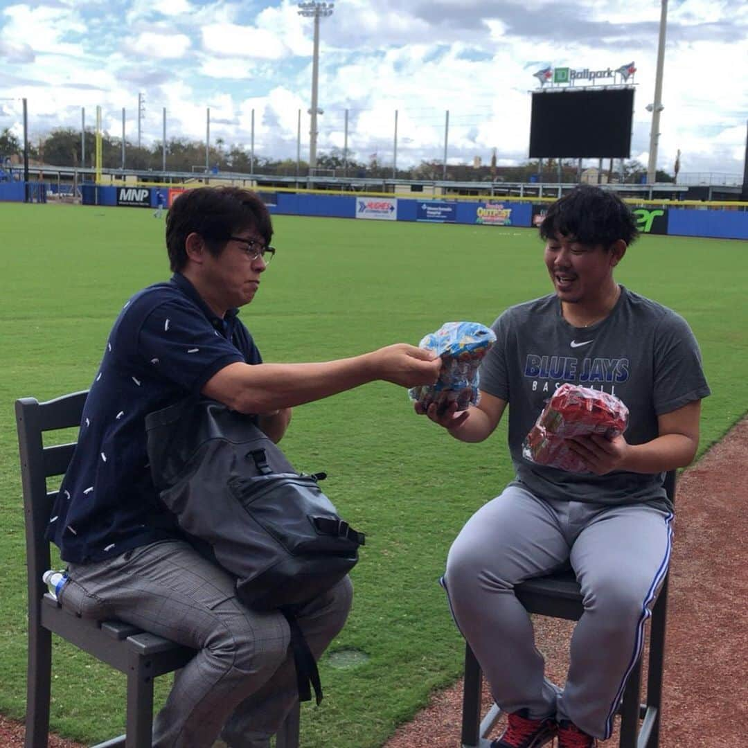 山口俊さんのインスタグラム写真 - (山口俊Instagram)「キャンプ始まってすぐのレッド吉田さんの取材！！ この時は世界中でこんなに大変になるとは正直思っていなかったな。 でも、なってしまった以上は今できる行動をしっかりやっていくしかないですね。」4月3日 14時43分 - shun.yamaguchi_official