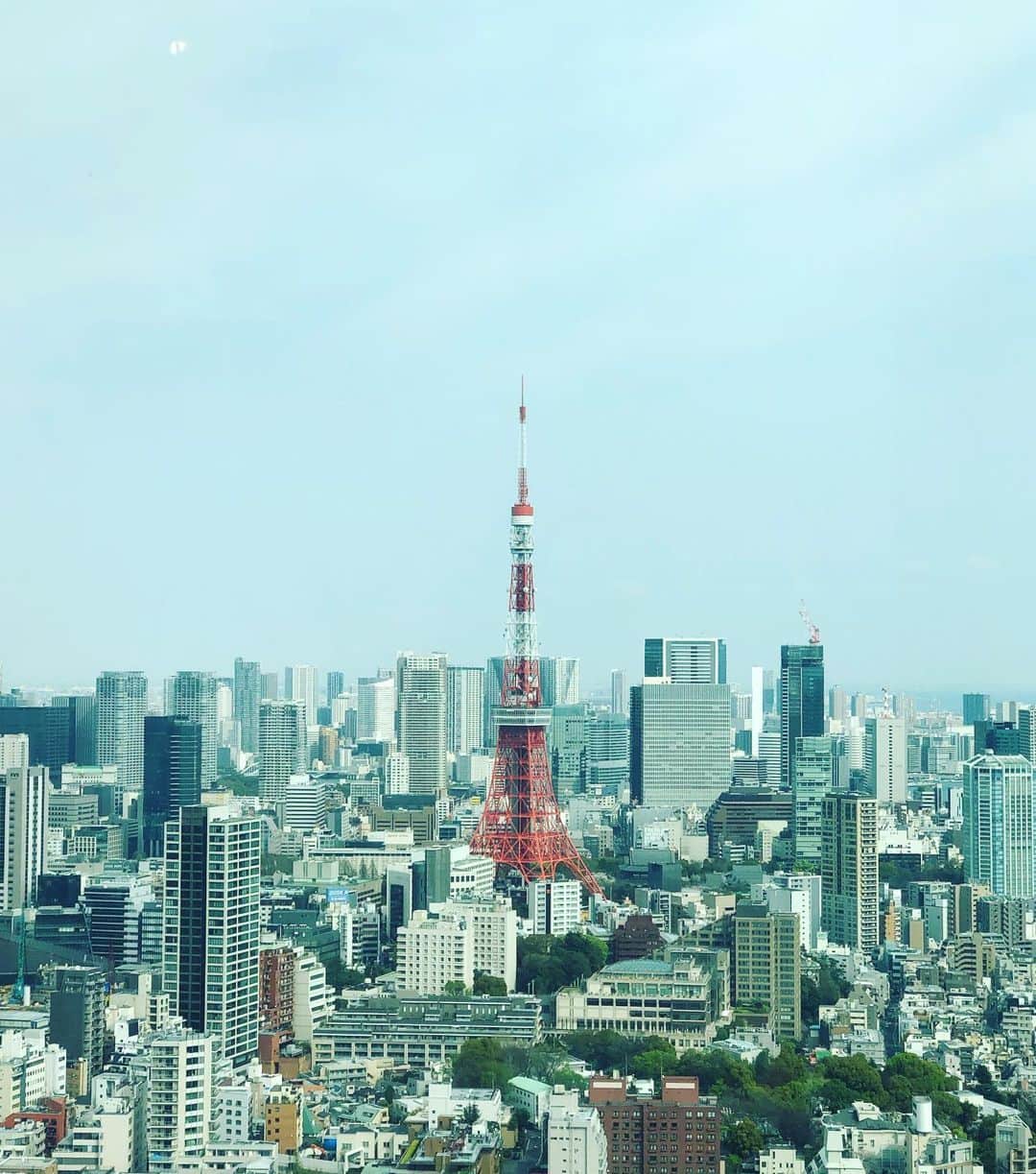 阿部洋子さんのインスタグラム写真 - (阿部洋子Instagram)「📻 今日も生放送してます！  スタジオのあたすの座る席から見える景色。  今日から #allgoodfriday もスタジオにアクリル板が登場。 で、 左に、#稲葉友 くん、 右に、#lilico さん。  1630まで生放送です。  #jwave #allgoodfriday #radio #live #東京タワー #tokyotower」4月3日 14時49分 - hirocoring