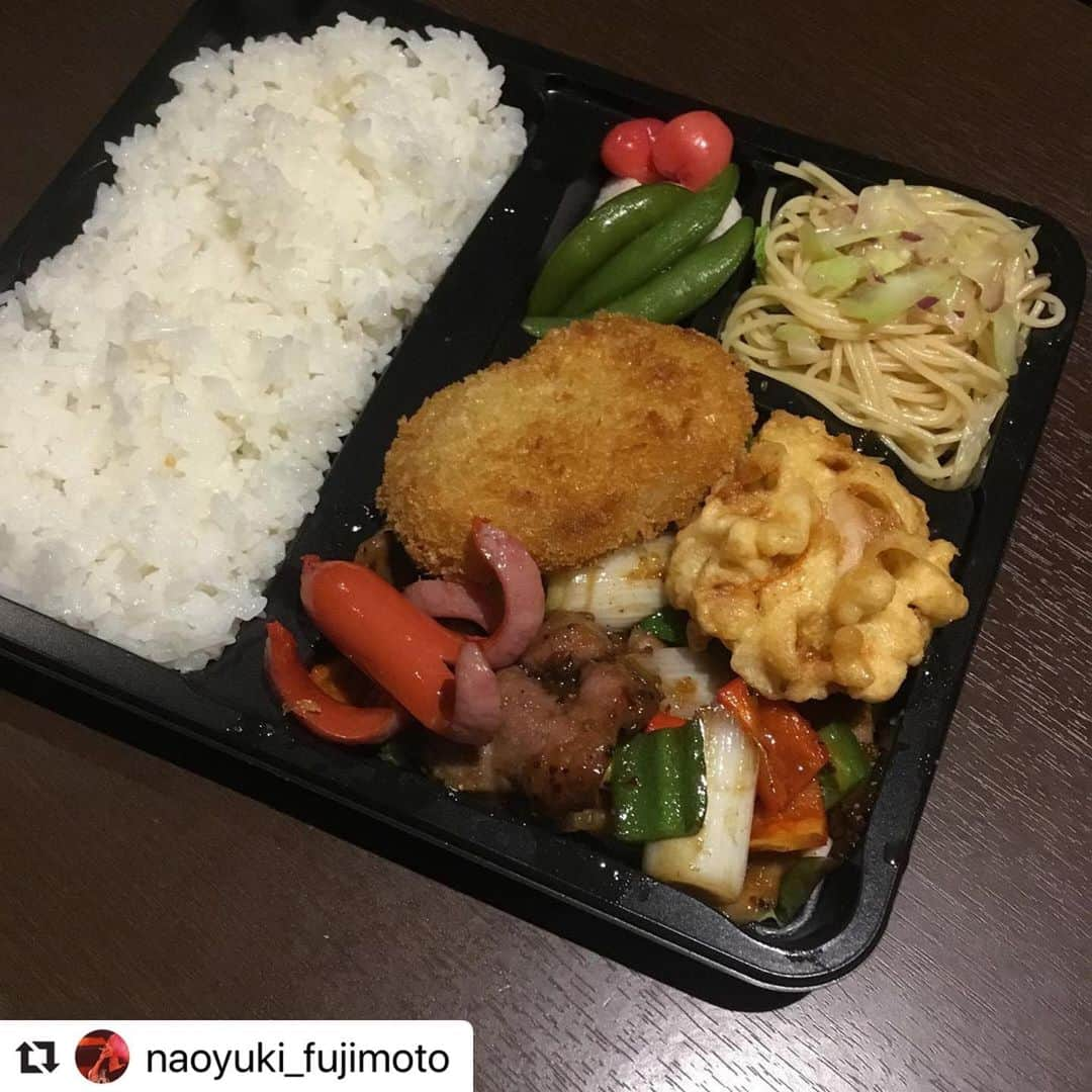 越中睦士さんのインスタグラム写真 - (越中睦士Instagram)「#Repost @naoyuki_fujimoto with @make_repost ・・・ #本日のお弁当 今日の日替り弁当は 黒豚のスタミナ焼き 地鶏のとり天 葉山牛のコロッケ タコさんウインナー 自家製和風サラスパ 漬物盛合わせ これで¥1000です ほぼ原価ですw それでも外出自粛で自炊やインスタント食品に飽きた人に少しでも喜んで頂ければこちらも嬉しいです これはテイクアウトのみなので遠くの方はごめんなさい さて頑張ろう！ #麻布十番 #麻布九番 #日替り弁当 #お弁当 #テイクアウト」4月3日 14時53分 - makotokoshinaka