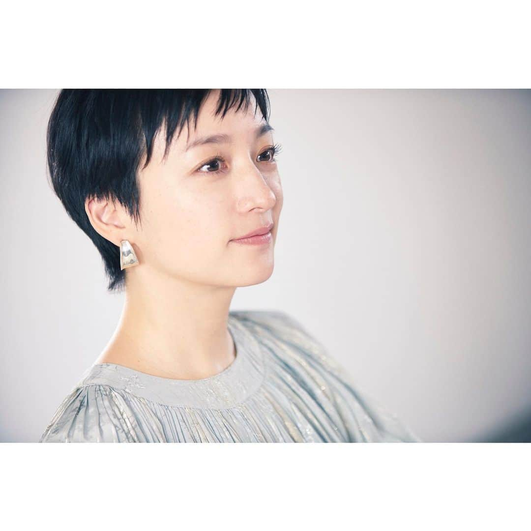 高山都さんのインスタグラム写真 - (高山都Instagram)「美しいは外見だけではない…別に定義もない。 それは年を重ねるごとに、素敵なひとに出会うたびに、そう思うようになってきました。 「自分らしく」ちかごろ、特に目や耳にすることが増えてきた言葉。  ワタシが思うに、もっと力を抜いて、欲張らず、背伸びせず、人と比べず…好きと思える存在に対して、濁りなく素直に生きる…それが自分らしさに繋がるのかなって思います。  それは自分の見た目だけではなく、生活や仕事、何にだって言えること。  @decencia_official さんの冊子「Rinto」2020年初夏号に巻頭でインタビュー受けています。 美しさをつくる5つのエッセンスを語っています。 よかったら、手に取って見てみてください。  ちなみに、冊子を見れない方へ…  1 ルーティンのなかにある小さな幸せを見つける  2 おしゃれを自分に引き寄せる  3 気持ちのよい空気を積極的に持ち込む  4 毎日できるスキンケアを欠かさずに続ける  5 ゼロ地点に戻って自分を整え直す  photo @junko_yokoyama  hairmake @chikasuzuki1  styling @motokokawano  tops&skirt @clane  やわらかくて、強さのある写真になったと思う。 とても気に入っています。  スタッフのみなさん、ありがとうございました！！」4月3日 15時14分 - miyare38