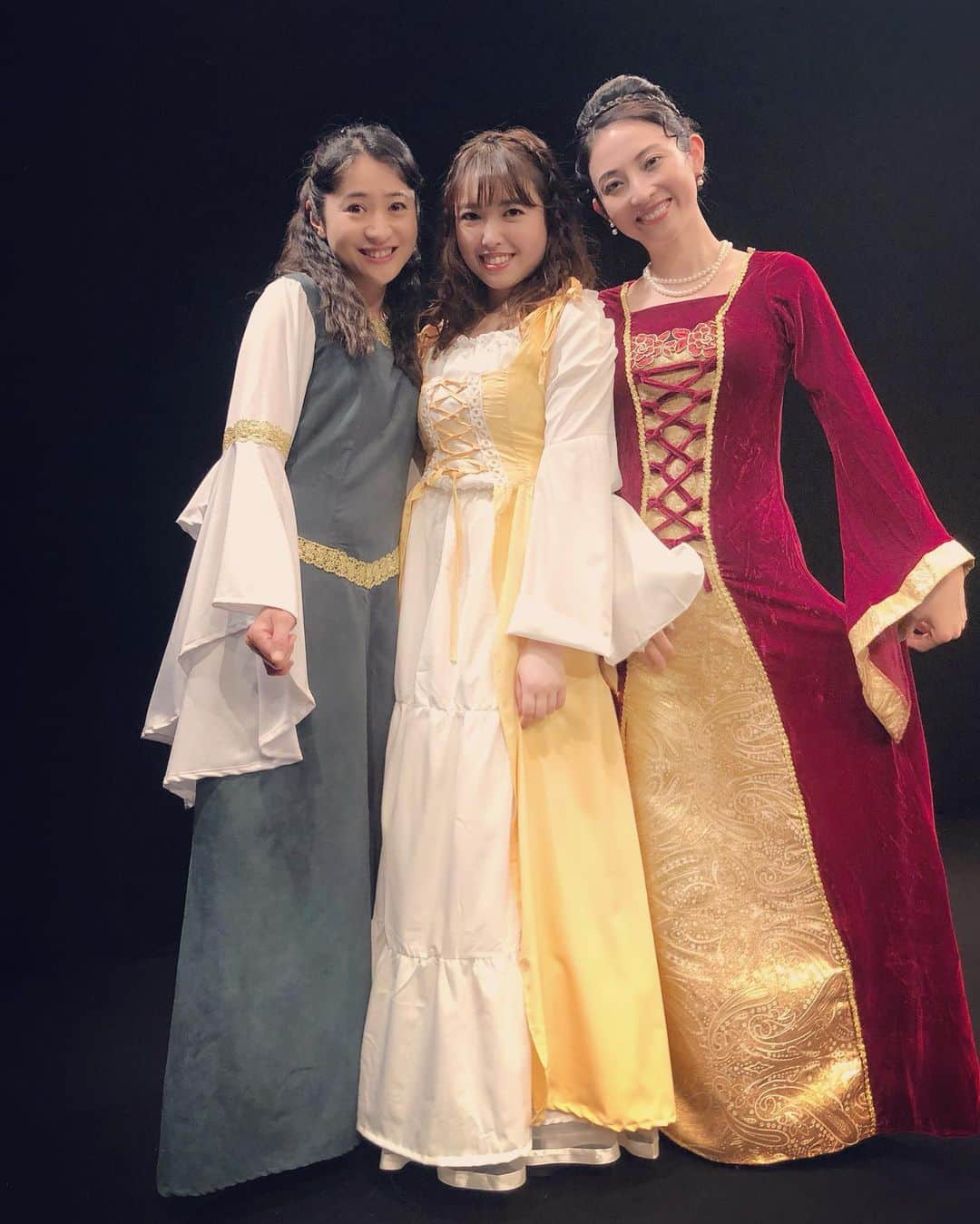 福田ゆみさんのインスタグラム写真 - (福田ゆみInstagram)「本日深夜0時より4日.5日と配信スタート 『彼の名はレオナルド』 youtu.be/TFD17JElf5U 『あるいは真ん中に座るのが俺』 youtu.be/CoLkkSGsv_I  不思議な家族の関係性も必見です。  信号みたいな配色の私達。  期間限定配信ですので、お気を付けくださいね。 　#東京マハロ  #彼の名はレオナルド  #あるいは真ん中に座るのが俺  #中村英香  #中島早貴  #福田ユミ」4月3日 15時10分 - yumifukuda0511