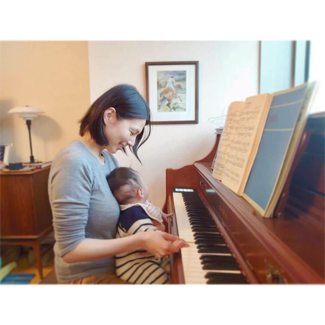 大橋夏菜さんのインスタグラム写真 - (大橋夏菜Instagram)「連弾できるのはいつの日か…✨ 楽しみにしてるよ😘 . . . 不安な日々が続きますね。 自分が感染源にならないように、今はただただ自分に出来ることをやるしかありません。 . . . .  #おうち時間  #いつか連弾できるかな #piano #babylife」4月3日 15時22分 - kana817_ohashi