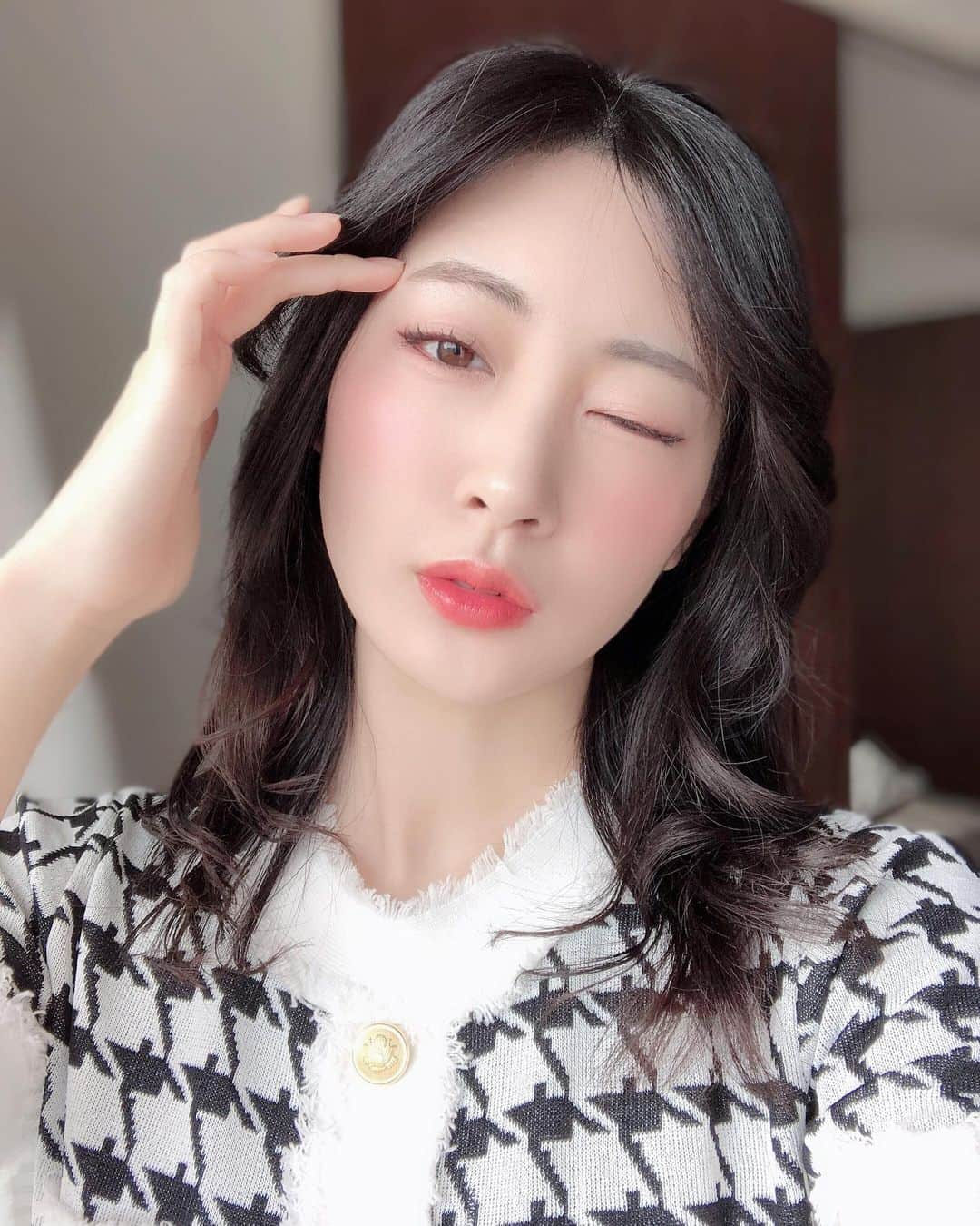 伊藤愛梨さんのインスタグラム写真 - (伊藤愛梨Instagram)「Mビューティークリニック(　@m_beauty.clinic )で1回目の眉のアートメイクをしてきました♡﻿ 全2回の施術です！2回目は5月にやりますよ﻿ おかげさま眉メイクをしない楽チンな日々を過ごしてますよ！﻿ ほんとに眉毛描かないだけでメイクって時短になるのですね…♡﻿ ノーメイクの時も眉毛の形がしっかりしてるので外にも出られますし、こんな便利ならもっと早くやっておきたかったですね﻿ 5月に2回目の眉アートをするのでまた行ったら報告しますね！﻿ ﻿ ﻿ ﻿ ﻿ ﻿ ﻿ ﻿ ﻿ ﻿ ﻿ ﻿ ﻿ ﻿  #エムビューティークリニック #新宿 #歌舞伎町#美容皮膚科 #アートメイク #4Dストローク #脱毛 #医療脱毛 #全身脱毛 #美肌 #最新脱毛器﻿ #オルチャンメイク #オルチャンファッション #larme  #snidel #JILLSTUART  #kpop #アイドル衣装 #produce101japan 　#ロマンティックトーキョー#romantictokyo #韓国 #韓国アイドル #ulzzang  #ulzzangstyle  #ulzzangfashion #ulzzangboy #ulzzanggirl﻿ #春服　#springfashion」4月3日 15時16分 - ilovely1007_