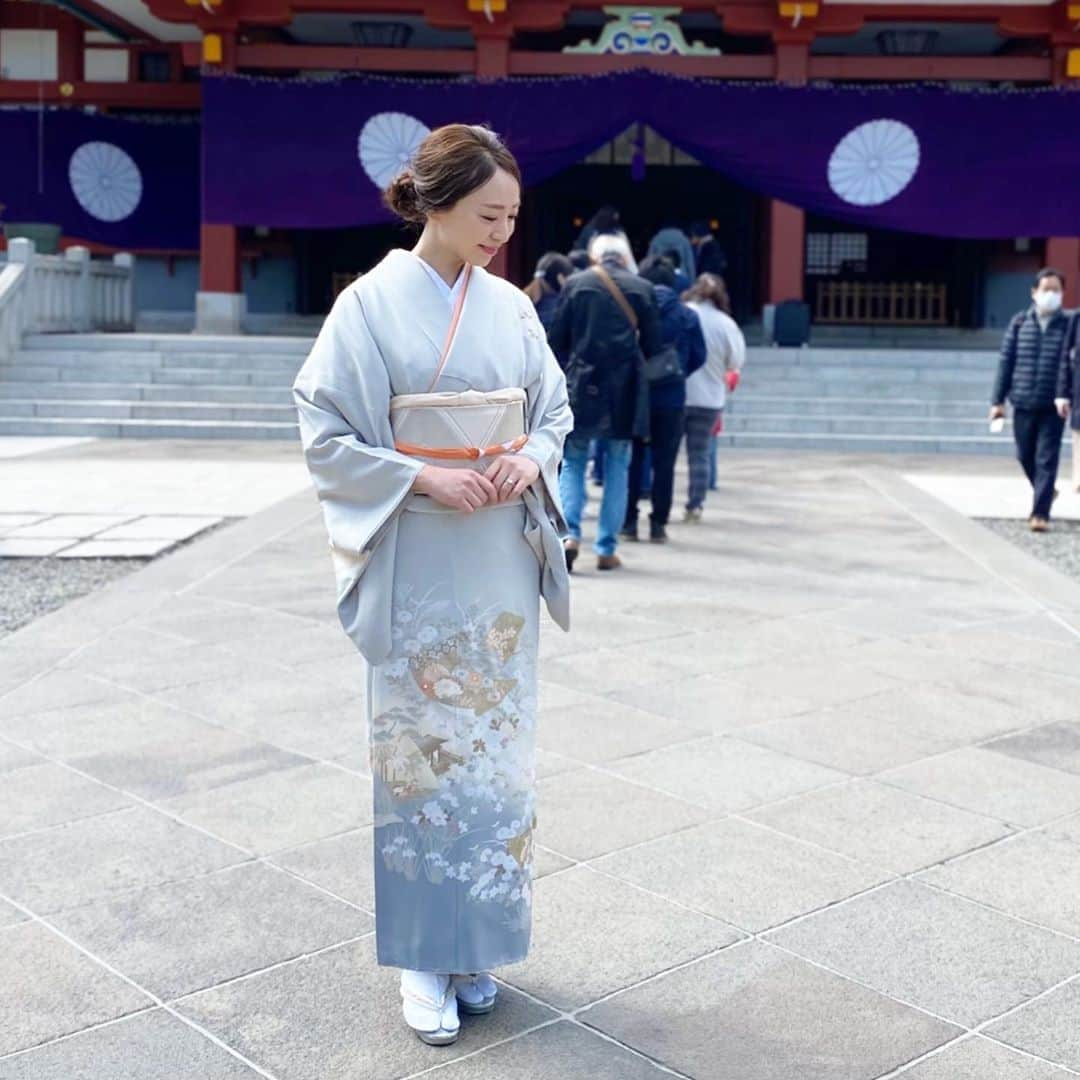 磯部奈央さんのインスタグラム写真 - (磯部奈央Instagram)「お着物👘 . 前回の投稿に、たくさんのいいねをありがとうございました🥰 . せっかくお着物を着たのに、娘を抱っこしてると隠れちゃうので、お着物がわかる写真も記録用にiPhoneで📸しました！ . レンタルですが、ライトグレーとくすんだ水色の中間色のような上品な色味に、即決でした❤️ お着物着ると、気持ちがシャキッとします😌 次に着るのは、七五三とかになるのかな〜🙄⁉️ . . . #令和ベビー #令和元年ベビー #乳児 #赤ちゃん #babygirl #生後3ヶ月 #0歳 #新米ママ #新米ママと繋がりたい #赤ちゃんのいる暮らし #あかちゃんのいる生活 #ベビスタグラム #ママライフ #女の子ベビー #女の子ママ #12月生まれ #成長記録 #育児記録 #娘 #日枝神社 #お宮参り #お宮参りコーデ #着物」4月3日 15時21分 - nao_isobe729