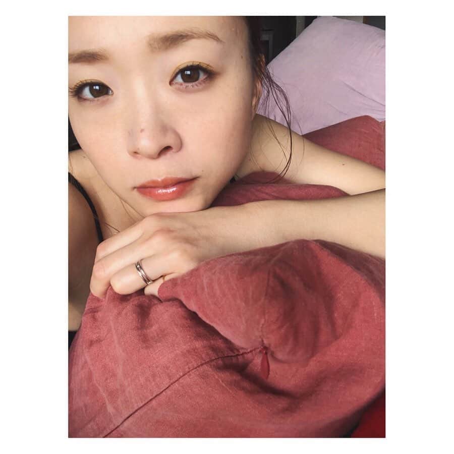 野尻美穂のインスタグラム：「お家でメイク💄最近のやつ。 全般的に私はオレンジ、イエロー、グリーン系が好きで、OSAJIの新しいコスメがかわいくてそれを中心に。アイカラーはイエローの〈来訪〉、リップはオレンジの〈頁〉、グロス〈閃光〉というネーミングの物を重ねて塗ってます。フェイスカラーもハイライターとして使える物、カバーしてくれる物の2種類とも使える！他は普段使ってるアイテムです😚ベランダ出るだけでも紫外線は当たるとの事でしたので、FEMMUEの優秀トーンアップUVクリームもマストです！ ルナソルのチークはfresh orengeだよ！ メイクしない日々続いてたから家の中だけだけど、テンション上がるっ🥰  あったかいからmihonanoのキャミ着てました🤔  #makeup  #OSAJI #FEMMUE #lauramercier  #CHANEL #visee #THREE #LUNASOL #おうちで出来る事 #stayhome #キャミだけでセクシーと言ってもらえる普段の私のカジュアルさ友よありがとう」