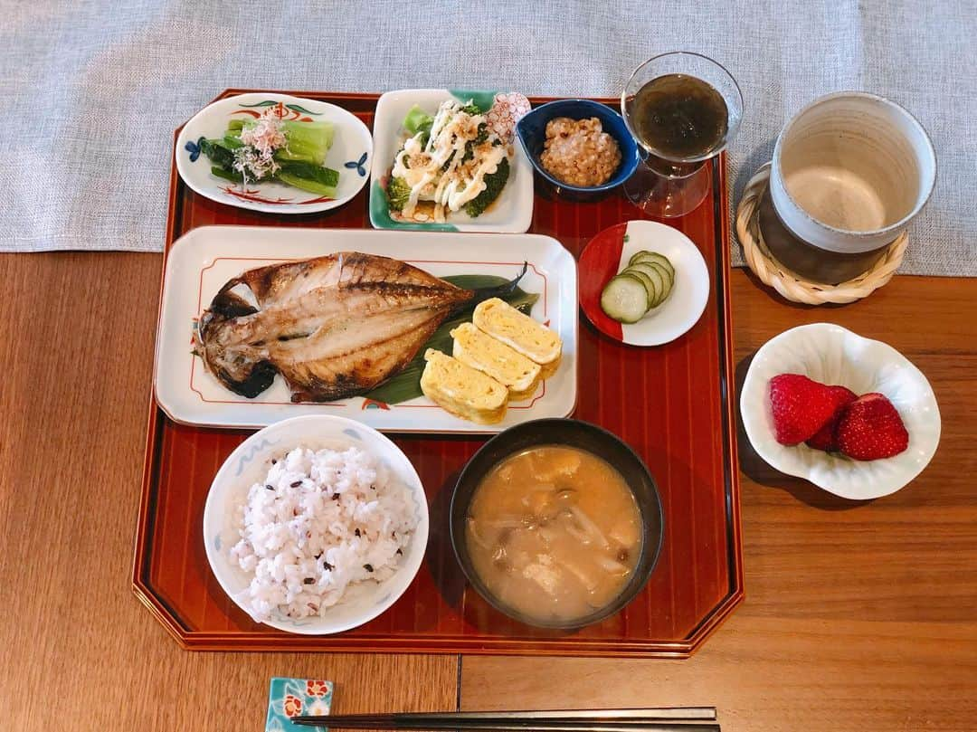 英玲奈さんのインスタグラム写真 - (英玲奈Instagram)「#今日の朝ご飯 #夫の朝ご飯 #黒米とアマランサス入りご飯  #きのこと揚げの味噌汁 #鯵の開き  #出し巻き卵 #自家製胡瓜の糠漬け  #小松菜のお浸し #ブロッコリーの和え物 #納豆 #もずく #いちご とにかく夫に栄養摂ってもらうことしか出来ないけど。 いつもよりスーパー行くの控えてるから献立考えるのも難しいけど。 #ていねいな暮らし #季節を感じる暮らし#からだにいいこと#料理 #からだにやさしいごはん #おうちごはん#夫の健康守りたい#10年後の健康の為に#無添加#無化調#オーガニック#低gi #美腸活#趣味生活#料理家#erenakitchen」4月3日 16時10分 - erena_erenyan