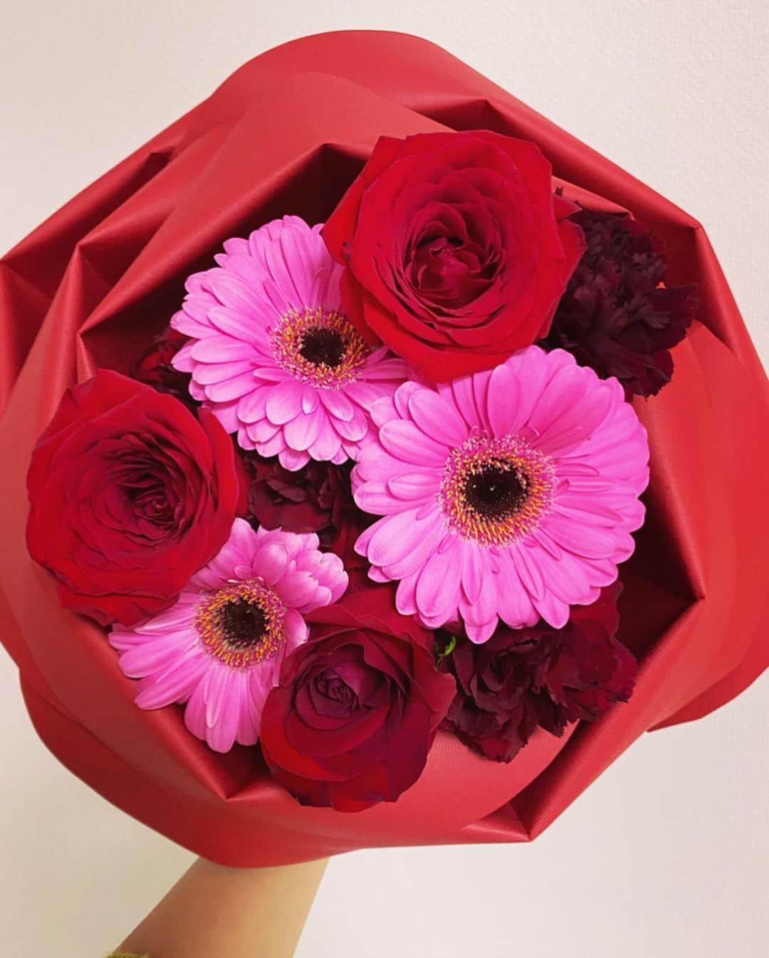 鷲見玲奈さんのインスタグラム写真 - (鷲見玲奈Instagram)「. 頂いたお花がとても綺麗で癒されます🌸💐🌼」4月3日 16時13分 - sumi__reina