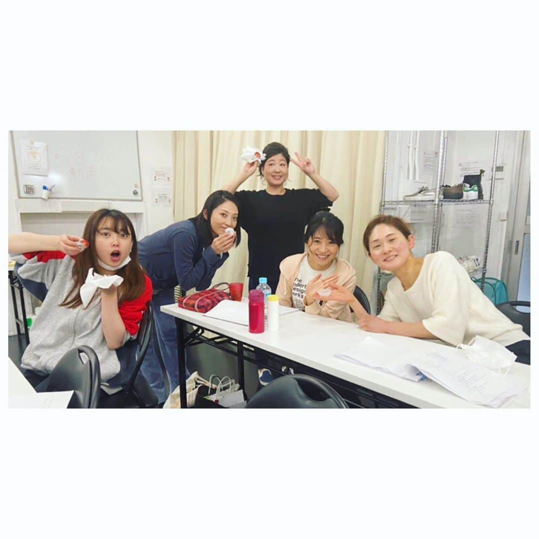 馬場園梓さんのインスタグラム写真 - (馬場園梓Instagram)「へい♪ 『動画配信のお知らせ』  お家にいるみなさまへ！  東京マハロさんの舞台、  ただいまYouTubeで絶賛配信中！！ 期間限定の2日間になりますが、 お時間のある方はぜひ見てください。  日時：4月4日(土) 0:00 〜  4月5日(日) 23:59  ダヴィンチをテーマにした渾身の2本立て！  彼の名はレオナルド  youtu.be/TFD17JElf5U  そして  あるいは真ん中に座るのが俺  youtu.be/CoLkkSGsv_I  東京マハロ　で検索したらすぐ出てくるよ！  ルン♪  #yeah #exciting #東京マハロ #舞台 #彼の名はレオナルド  #あるいは真ん中に座るのが俺  #赤坂レッドシアター #最高の仲間  #youtube  #期間限定 #2日間 #見てね #球体 #お知らせ #ご機嫌 #ルン♪」4月3日 16時24分 - babazonoazusa