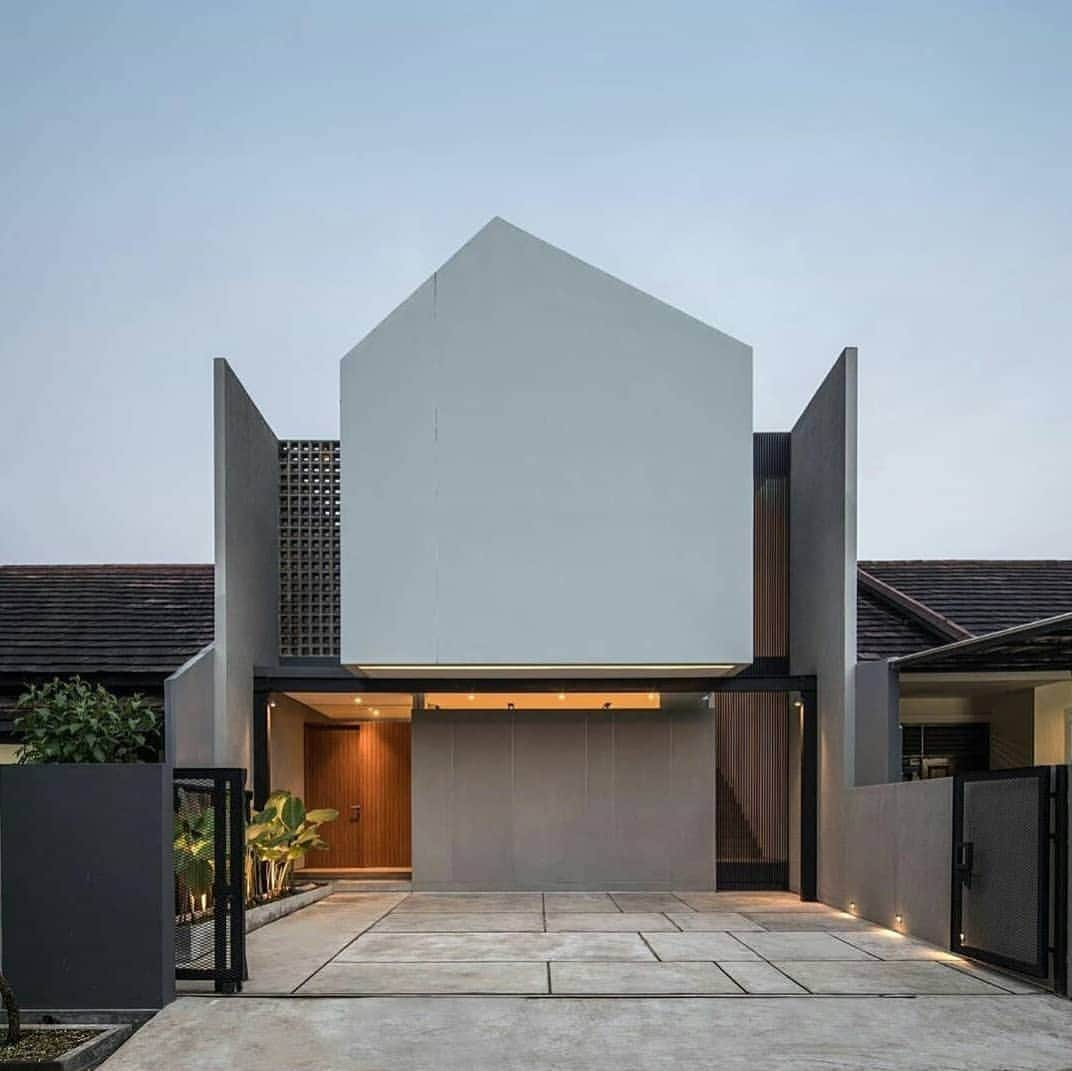 Petraのインスタグラム：「| CJ House Design by @josephinefitria @mon_tiara  Location: Mekarwangi / bdg / Id | Follow Us: 📩 @mega_architecture @petra_architecture_group | #Architect_Interior #Architecture #Architect #Archdaily #Exterior #Interior #Home #Mimari #архитектура #arquitectura #架构 #Architektur #architettura #アーキテクチャ #外观 #内部 #구조 #エクステリア #インテリア #معماری  #αρχιτεκτονική #arsitektur #arhitektura」