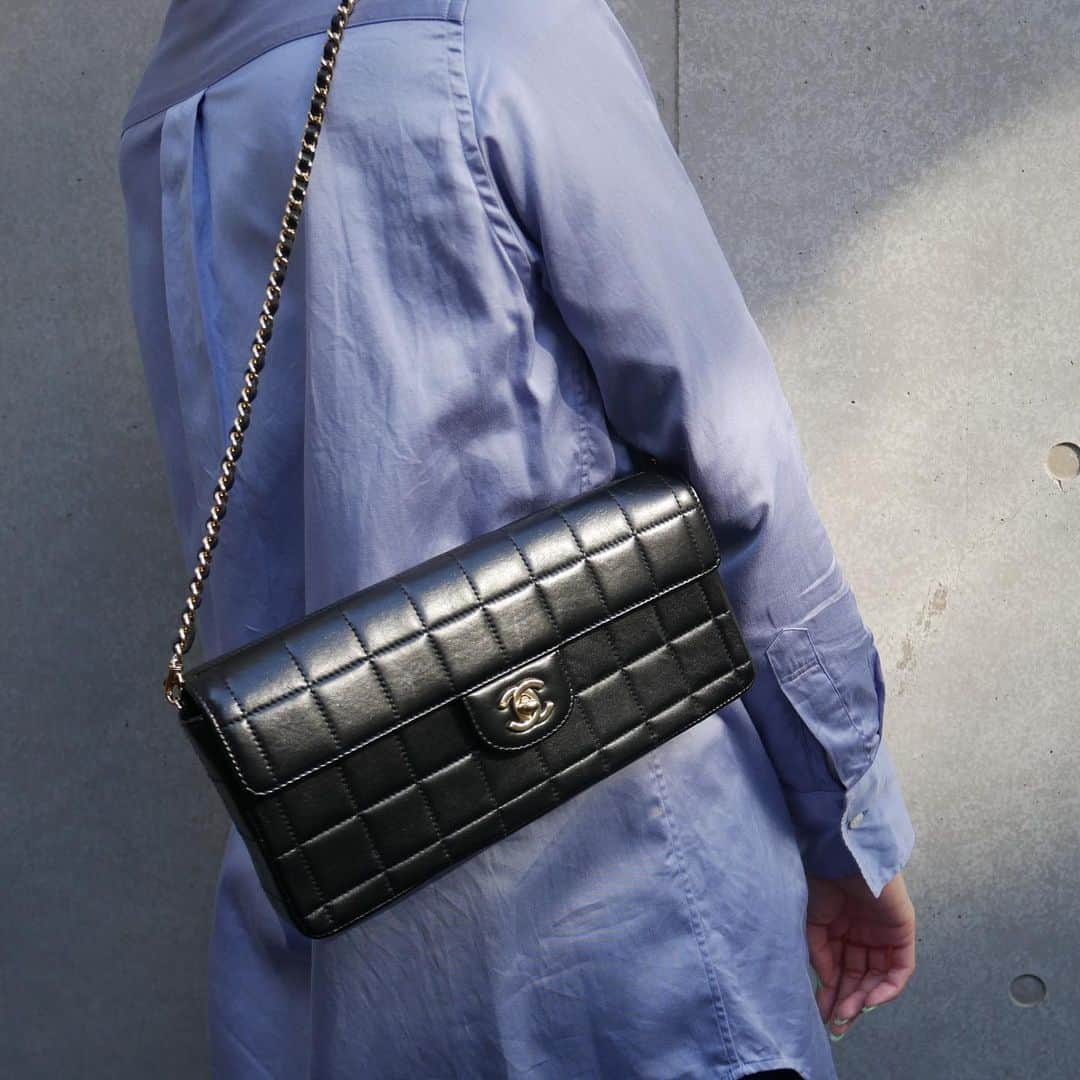Vintage Brand Boutique AMOREさんのインスタグラム写真 - (Vintage Brand Boutique AMOREInstagram)「Vintage Chanel shoulder bag. ▶︎Free Shipping Worldwide✈️ ≫≫≫ DM for more information 📩 info@amorevintagetokyo.com #AMOREvintage #AMORETOKYO #tokyo #Omotesando #Aoyama #harajuku #vintage #vintageshop #ヴィンテージ #ヴィンテージショップ #アモーレ #アモーレトーキョー #表参道 #青山 #原宿#東京 #chanel #chanelvintage #vintagechanel #ヴィンテージ #シャネル #ヴィンテージショップ」4月3日 16時30分 - amore_tokyo