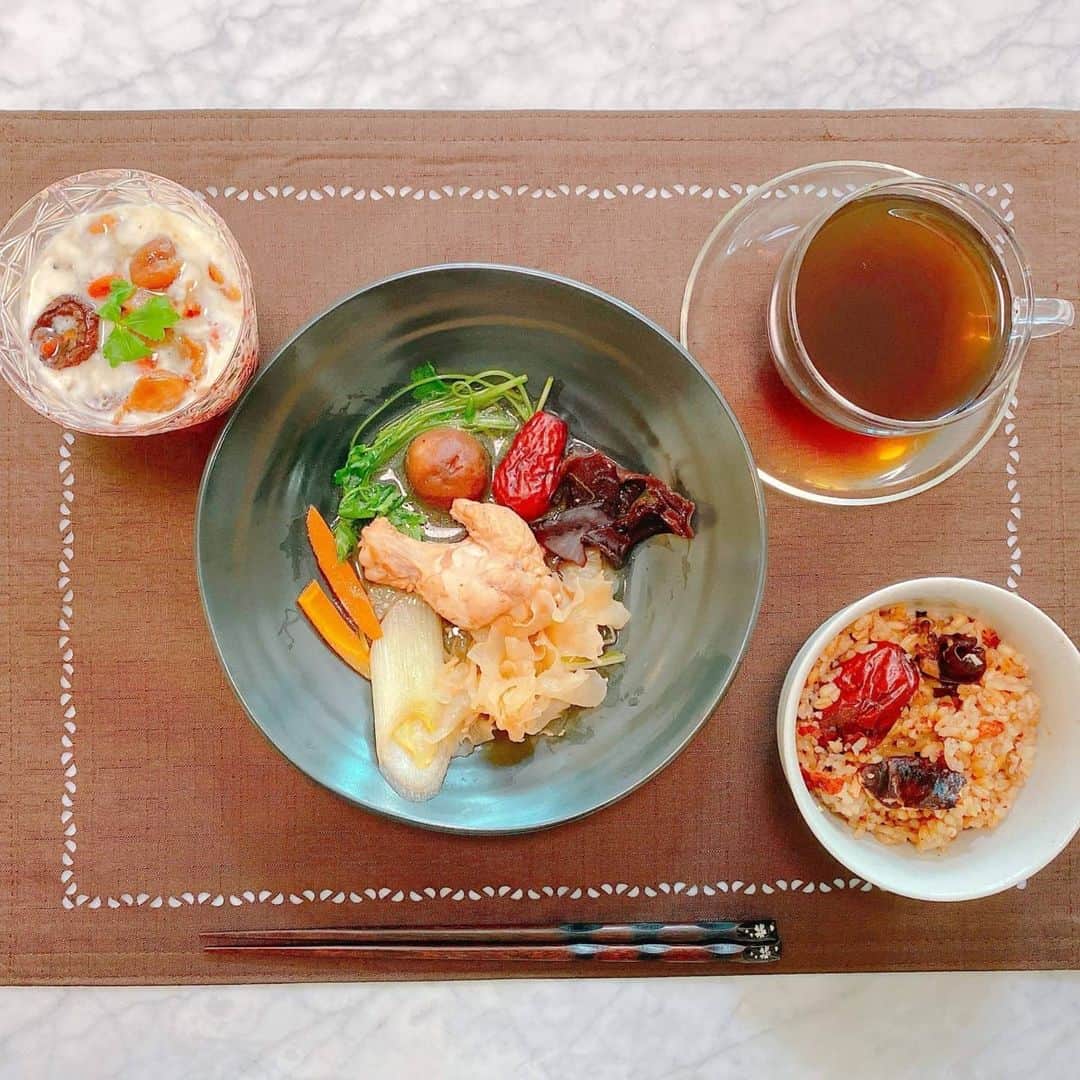 大久保愛さんのインスタグラム写真 - (大久保愛Instagram)「今日はご報告です! 『食から始める健康生活』のご案内になります。  おうちごはんを簡単に薬膳に早変わりすることができる『食薬ごはん』キットを作りました。 Makuakeでクラウドファンディングをスタートです。 http://aika-inc.work/aimakuake  料理が苦手でも美味しく簡単に作ることのできる本格薬膳キットです。  こんな時だからこそ、自宅の食事の見直しをしてほしいと思います。  薬剤師として医療の現場にいると、生活習慣を変えることなく、薬だけに頼る生活習慣病の方や免疫疾患の方と接する機会があります。食事の積み重ねにより作られるのが体。できることなら、体調を崩し、薬を使う前に食習慣の見直し、いざという時のために体を整えておくことが必要だと思っています。  今まで書籍では、手に取りやすい食材だけを紹介していますが、今回は温め・巡り・消化を整える観点から、生薬をブレンドし家庭でも生薬が家庭でも身近な存在になるように美味しく作りました。  鎮痛剤や胃薬などは手軽に購入し使うけど、生薬は使い方がよくわからないので使ったことがない人がほとんどだと思います。  不調を感じたら、料理に生薬を入れるという昔ながらの健康法に原点回帰し、食事の内容を改めるきっかけとするのもよいと思います。  食事が体をつくるということをもう一度認識し直していただけると嬉しいです。  ただ、毎日薬膳料理は現実的ではないので、週に1回や調子が悪いときに、家庭の和食に入れるだけで完成する本格薬膳を取り入れるとよいように構成しました。  ちなみに、作り方は、炊飯器に入れるだけ、味噌汁に入れるだけという簡単です。  もしよろしければ、応援お願いします(*´ω｀) #食薬ごはん #食薬習慣 #心がバテない食薬習慣 #薬剤師 #漢方薬剤師 #国際中医師 #国際中医美容師  #中医学 #健康オタク #薬膳 #おうち薬膳 #おうちで薬膳 #薬膳料理家 #薬膳料理 #生薬 #漢方 #東洋医学 #体質改善 #免疫力アップメニュー  #Makuake #クラウドファンディング #アイカ製薬 #大久保愛 #食薬 #クラファン #健康志向な人と繋がりたい #食は大事  #食べたもので身体は作られる」4月3日 16時31分 - aivonne85