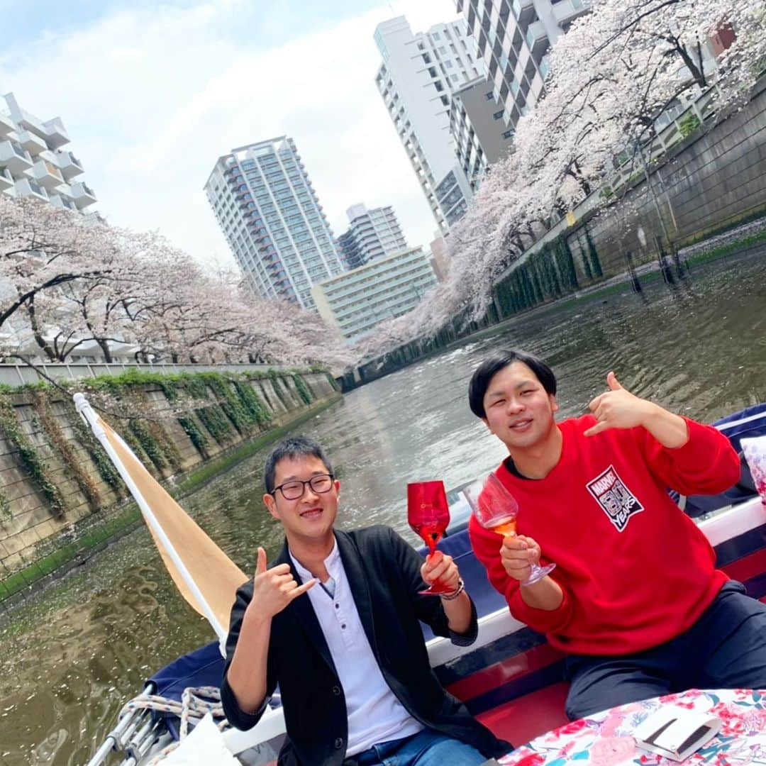 アニバーサリークルーズさんのインスタグラム写真 - (アニバーサリークルーズInstagram)「🌸🛥 目黒川お花見CHANDONクルーズ ． ． 先日ご乗船いただいたお客様のお写真です☺️✨ ． 今はもう散り始めている桜ですが、 このときは7〜8分咲きほど。 ． 仲の良いおふたり、 ご乗船ありがとうございました✨ またお待ちしてます🛥💨 ． ． #目黒川の桜 #🌸 #桜 #お花見chandonクルーズ #お花見chandon  #友だちとの時間  #おうちでお花見 #コロナウイルスが早く終息しますように  #アニバーサリークルーズ #anniversarycruise #貸切クルージング #忘れられない記念日 #特別な時間  #クルージングパーティー #cruise #cruising #貸切クルーズ #クルーズ #クルージング #海が好き #船が好き #tokyo」4月3日 16時41分 - anniversary_cruise