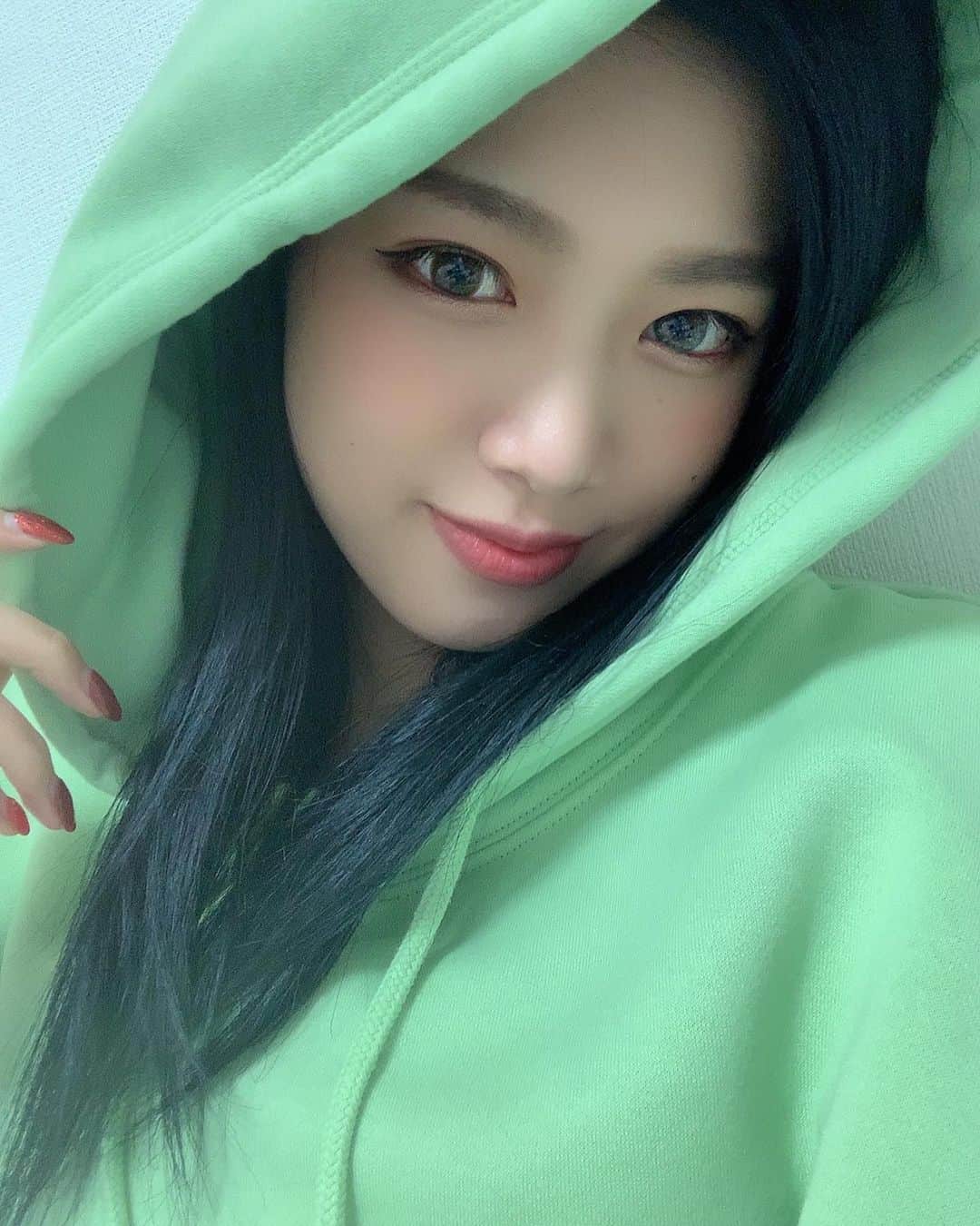 林優菜のインスタグラム：「. きみどり . この日配信でメイクしながら遊んでたからカラコンの色左右違う(笑) . . . #黄緑 #パーカー #ulike #自撮り #メイク遊び #カラコン」