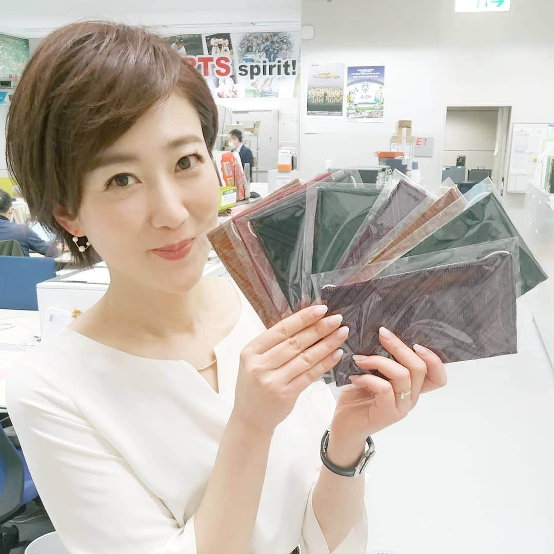 池尻和佳子さんのインスタグラム写真 - (池尻和佳子Instagram)「この後の今日感ニュースでお伝えする「博多織のマスク」  福岡市西区のサヌイ織物で作られ、博多織工芸館で配布されたそうです🍀  高級感あって、内側のガーゼも心地よく気分が上がるマスクです‼️‼️ #博多織 #マスク #福岡市 #サヌイ織物 #手作り #ガーゼ #配布#行列 #博多織工芸館 #今日感ニュース #rkb」4月3日 16時59分 - wakako_ikejiri_rkb